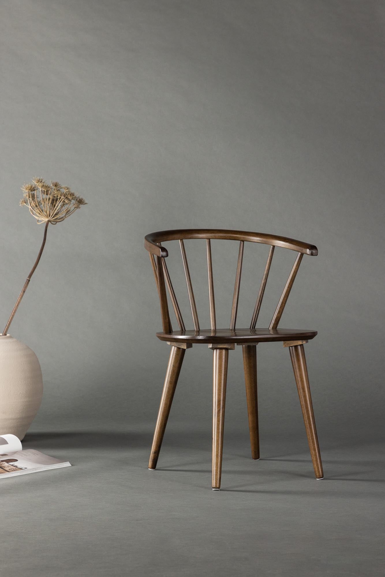 Bobby Esszimmerstuhl von Venture Home: Eleganz und Langlebigkeit aus Gummibaumholz für einladende Esszimmermomente.