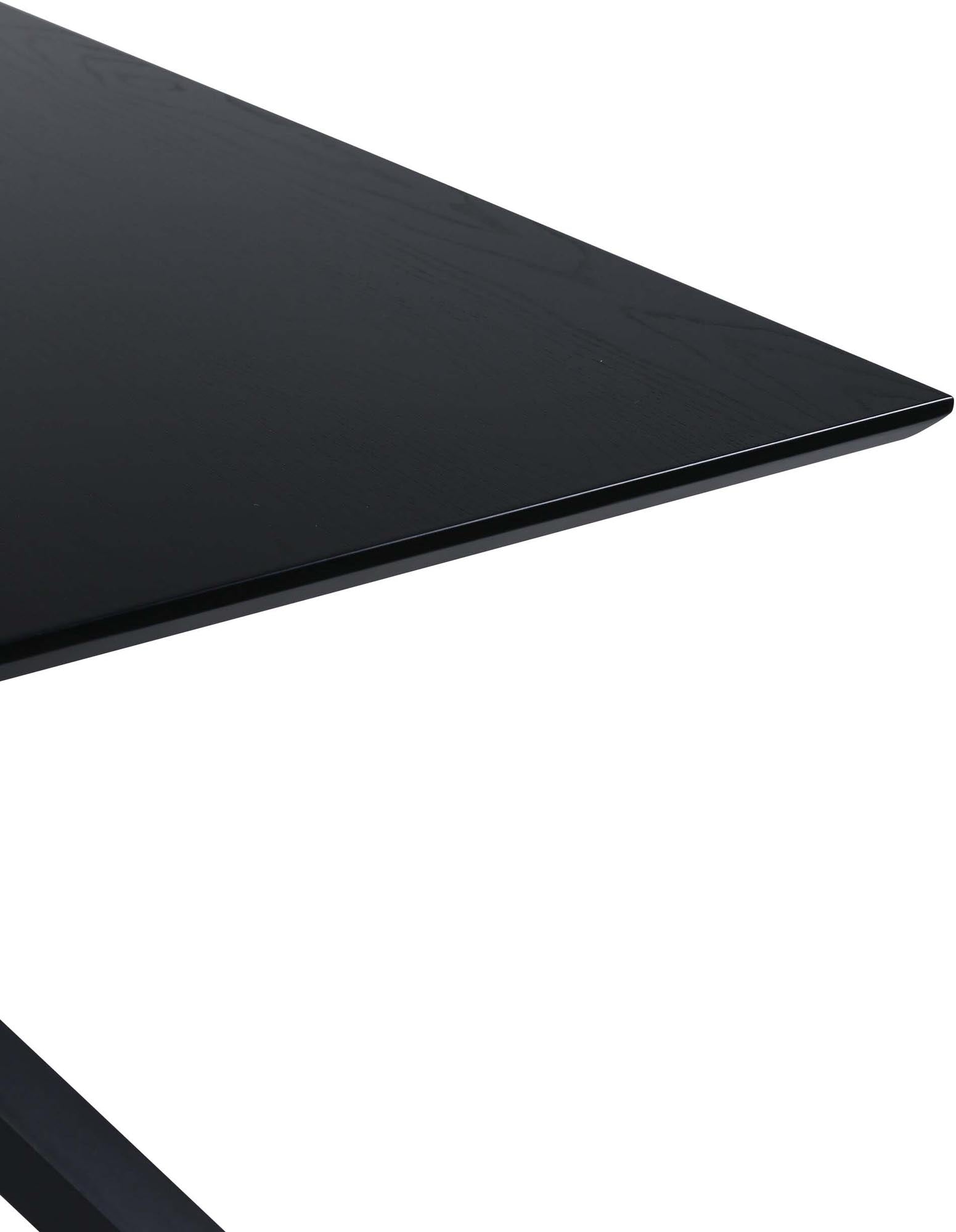 Eleganter Piazza Esstisch: Perfekte Symbiose aus Stil und Funktion.