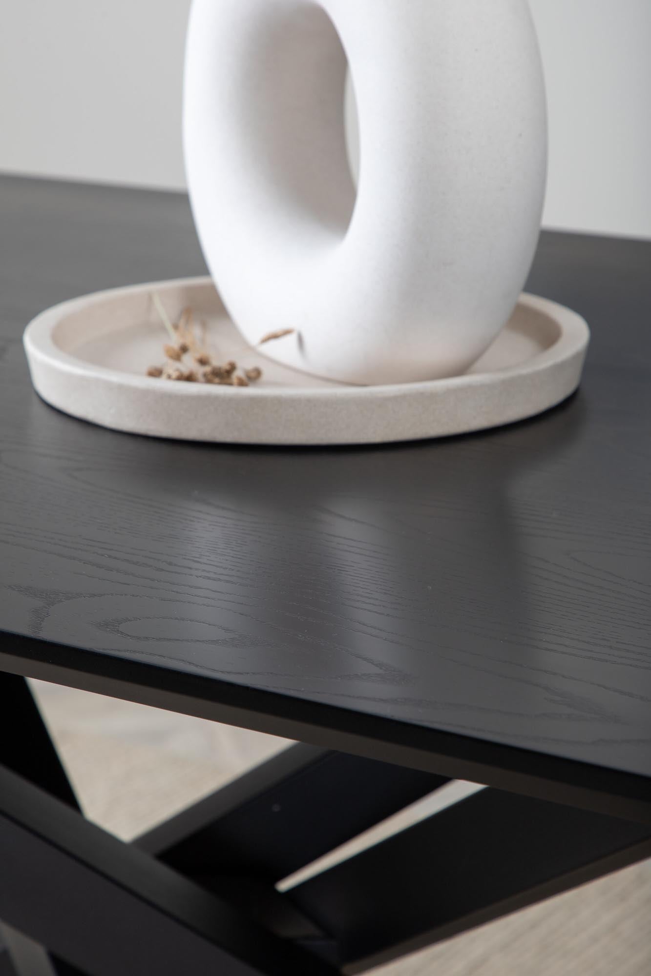 Entdecken Sie den Piazza Esstisch von Venture Home: großzügig, langlebig und im skandinavischen Stil – perfekt für unvergessliche Momente mit Familie und Freunden.