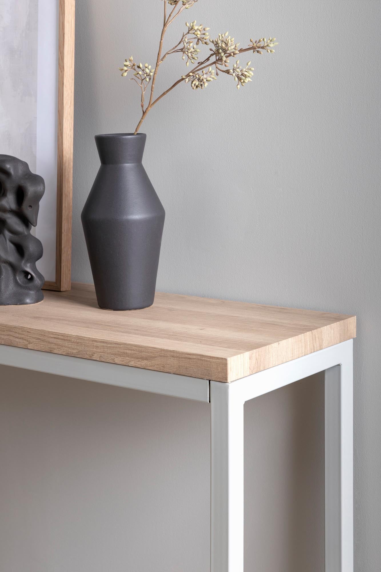 Stylischer Rise Beistelltisch von Venture Home: Funktionalität trifft modernes Design. Perfekt für jeden Raum und vielseitig einsetzbar.