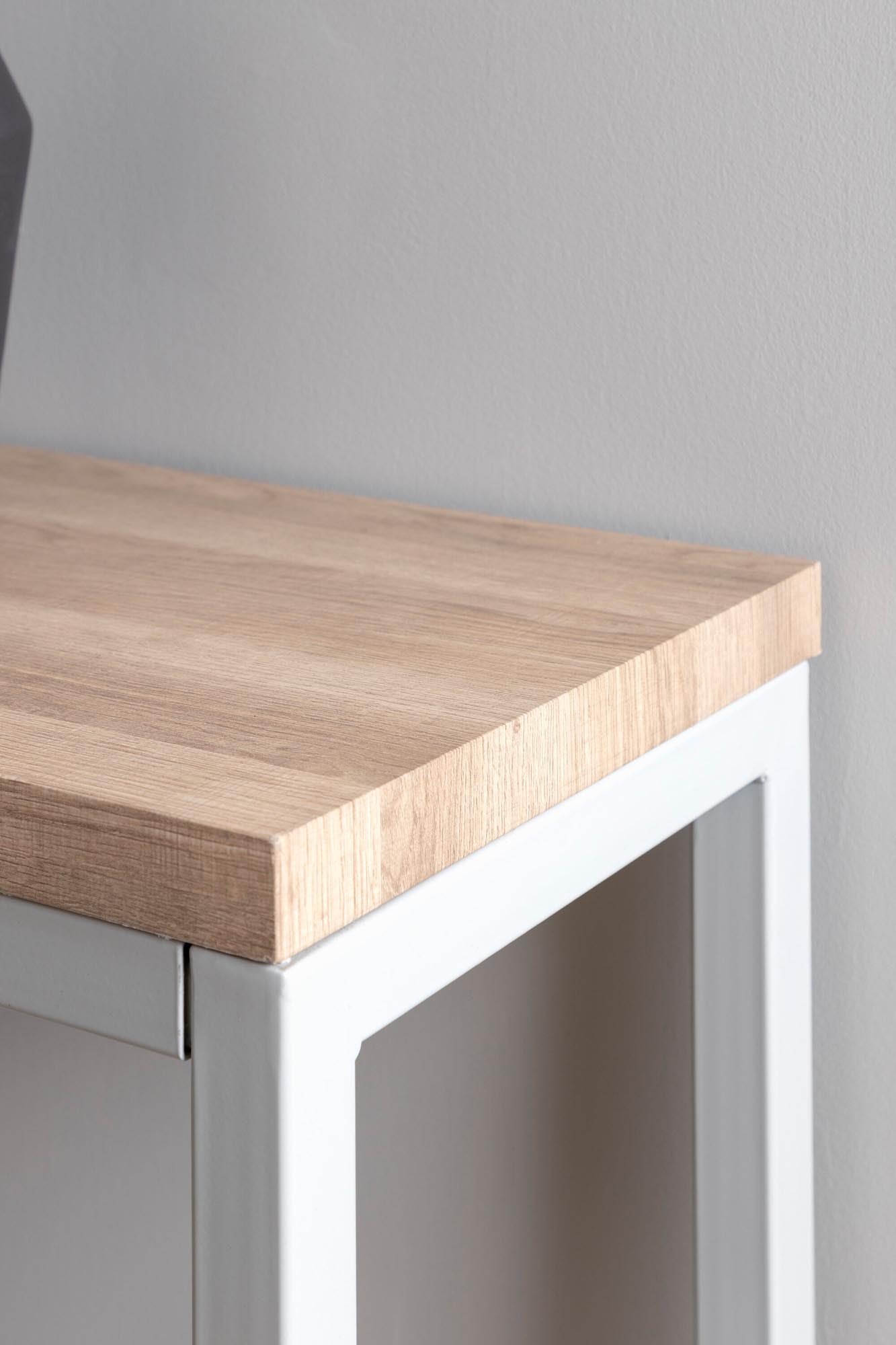 Eleganter Rise Beistelltisch von Venture Home: Hochwertige Materialien, praktische Regale und zeitloses Design für Ihr Zuhause.