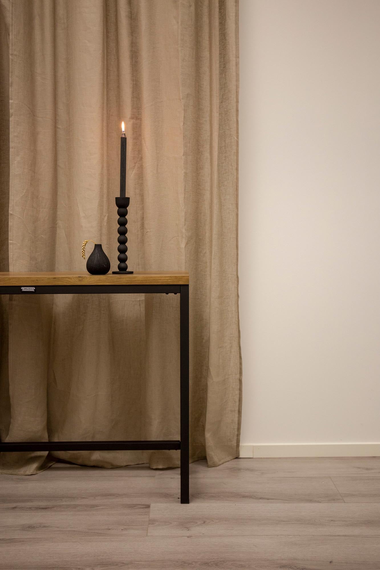 Eleganter Rise Beistelltisch von Venture Home: Robustes Metallgestell, pflegeleichte Oberflächen und vielseitige Einsatzmöglichkeiten für Ihr Zuhause.