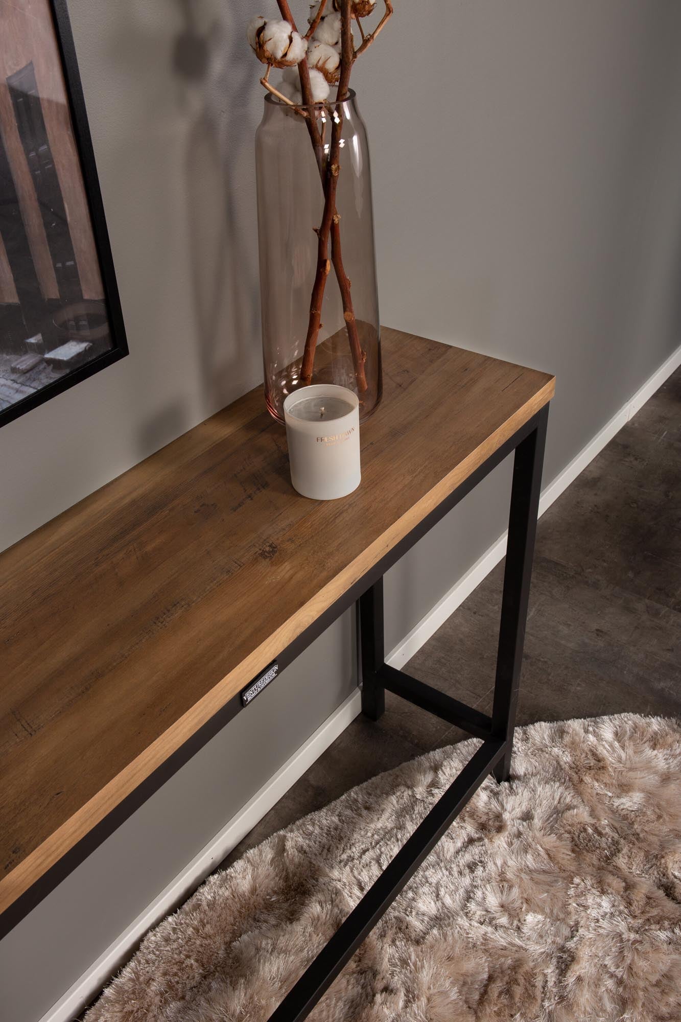 Stilvoller Rise Tisch: Skandinavische Eleganz für Ihr Zuhause.