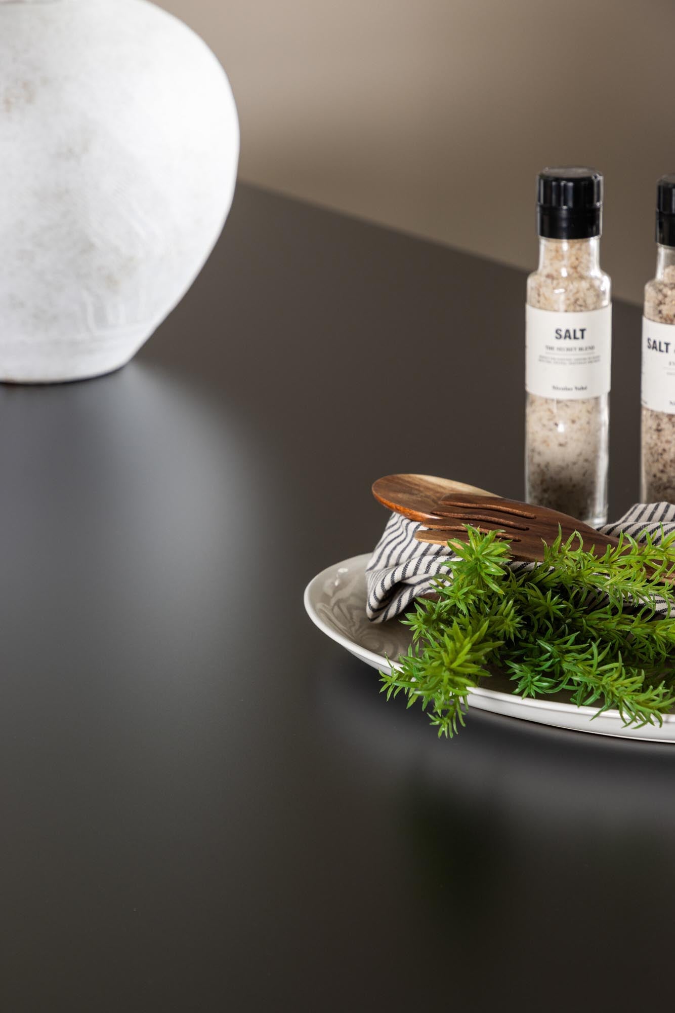 Eleganter Count Tisch von Venture Home: Holz trifft auf Metallkunst.