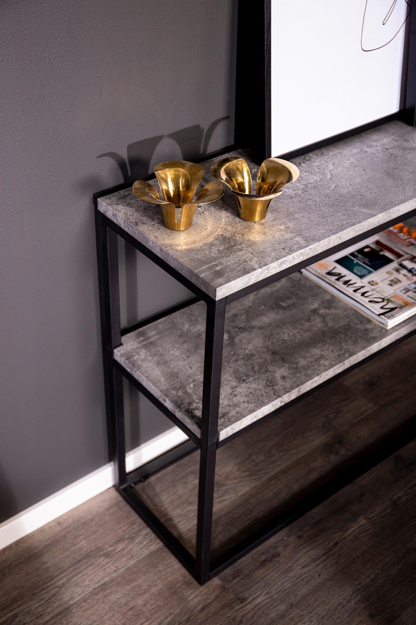 Eleganter Rise Beistelltisch von Venture Home: Robustes Design, pflegeleichte Materialien und vielseitig einsetzbar für jeden Raum.