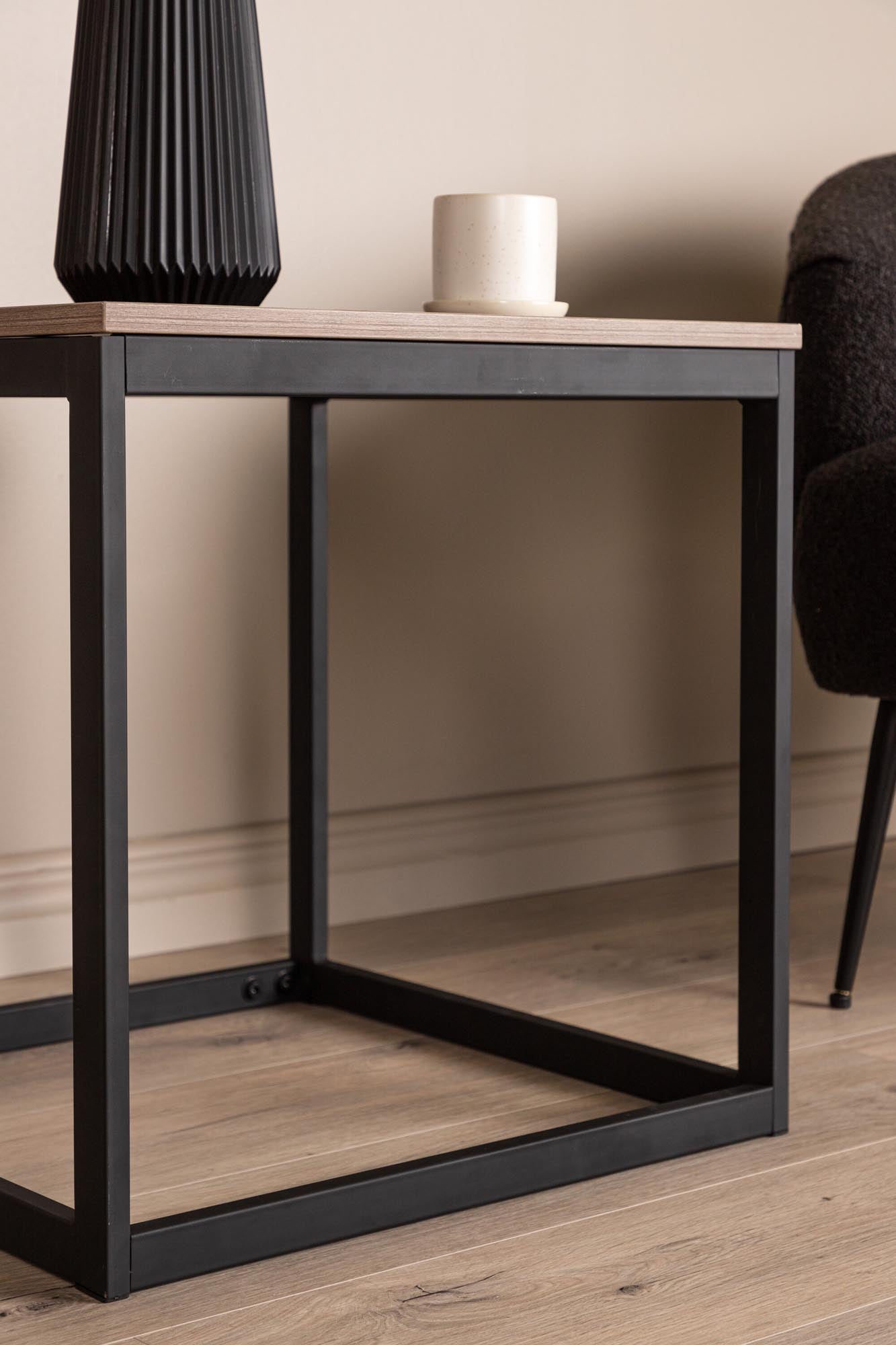 Arbor Beistelltisch: Zeitloses Design für stilvolle Wohnräume.