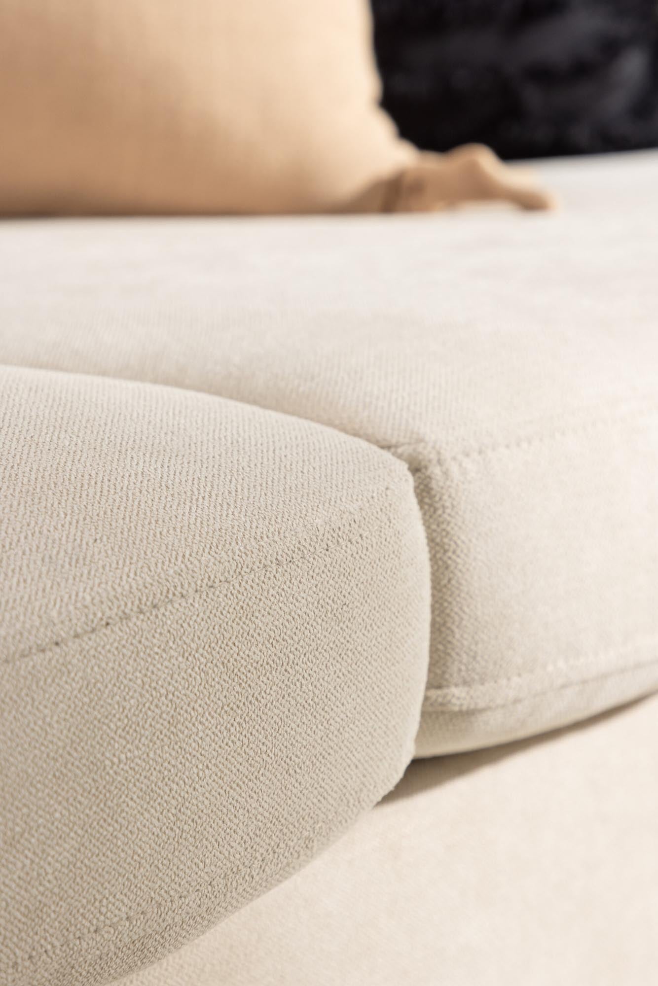 Elegantes Zero Sofa für minimalistisches Wohnen von Venture Home.