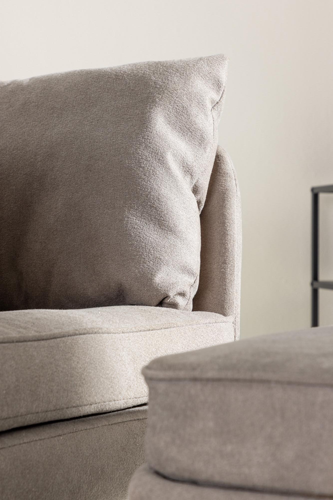 Madrid Sessel von Venture Home: Stilvoller Komfort mit grauem Boulene-Stoff, robusten Stahlbeinen und einladendem Design für jedes Zuhause.