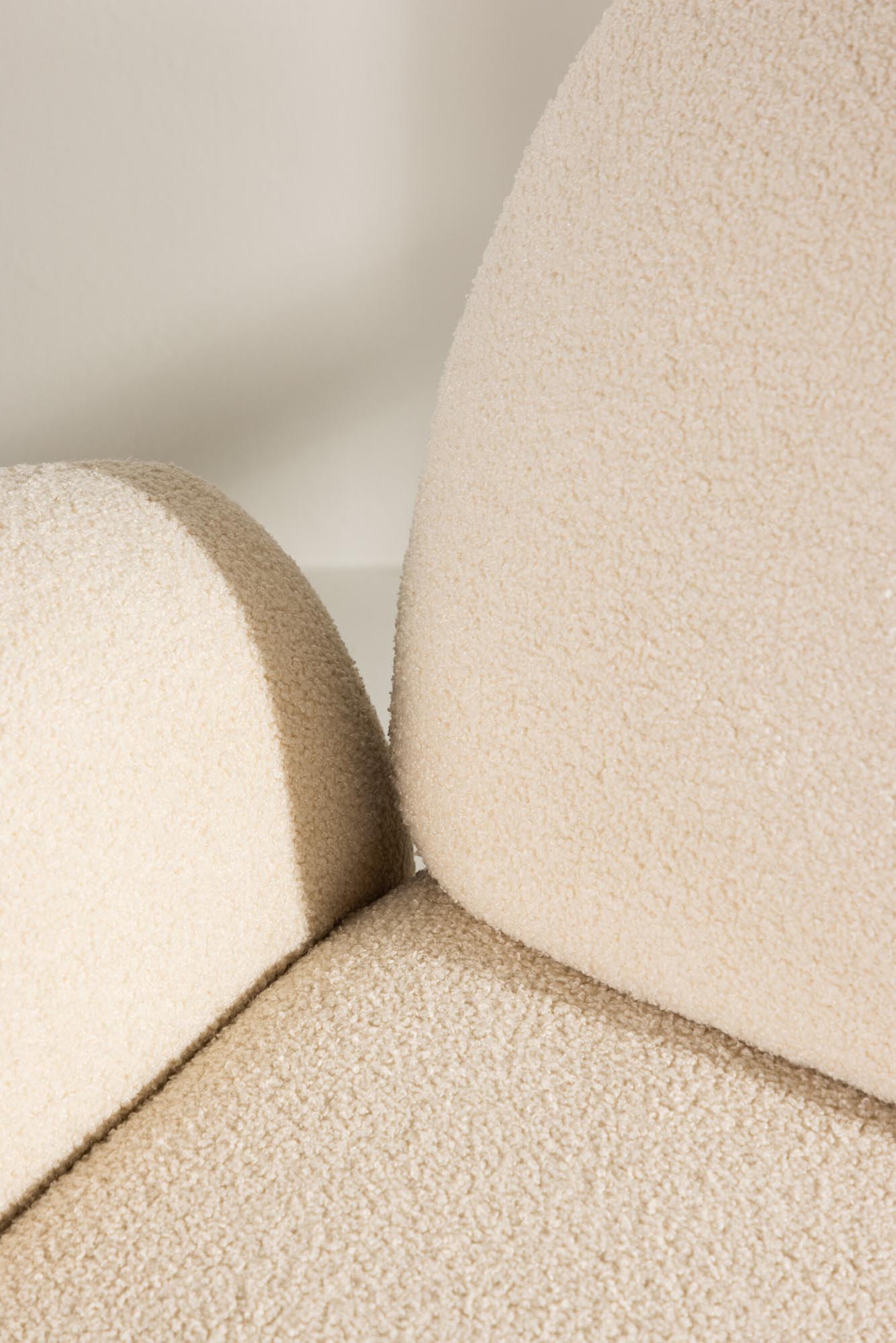 Eleganter Sevilla Sessel in Beige für stilvolle Wohnräume.