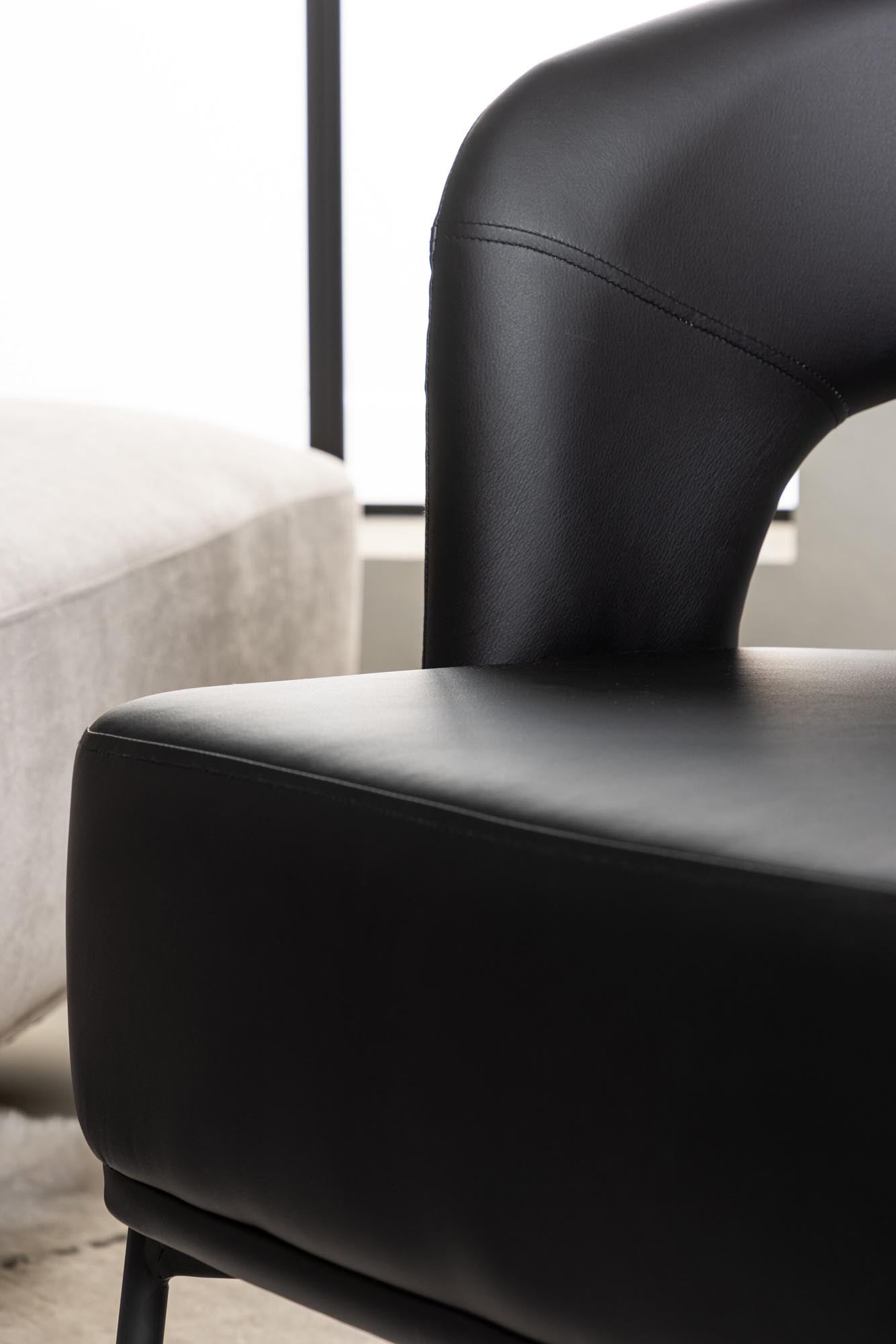 Stilvoller Mundo Sessel von Venture Home in elegantem Schwarz, ideal für jedes Zuhause. Robuste Materialien und durchdachtes Design für höchsten Komfort.