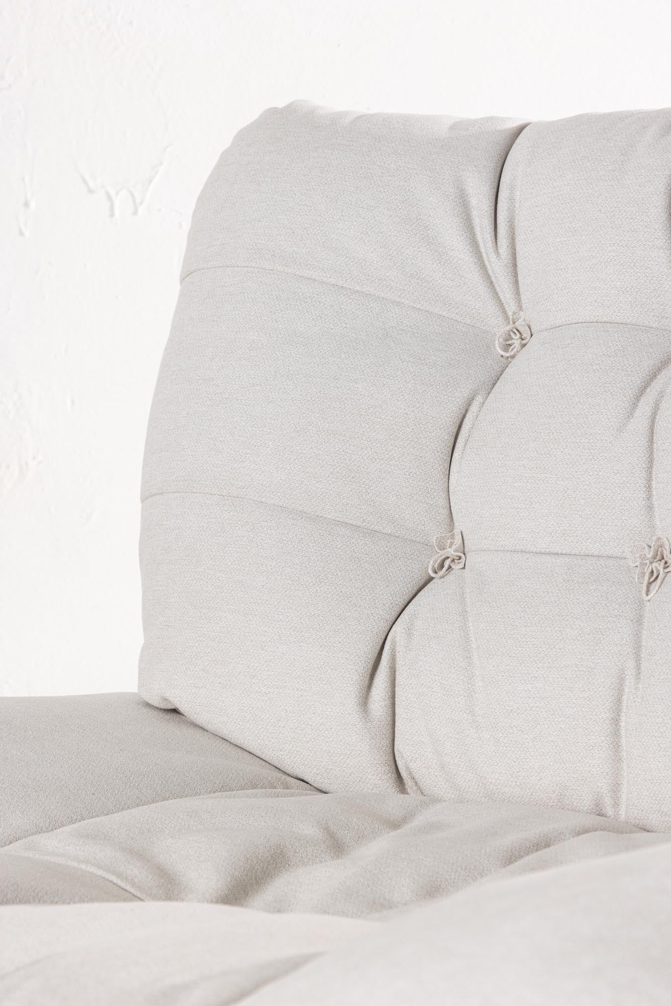 Florens Sessel: Eleganz & Komfort in cremeweissem Polyester, stabiler Stahlrahmen, ideal für moderne Wohnräume.