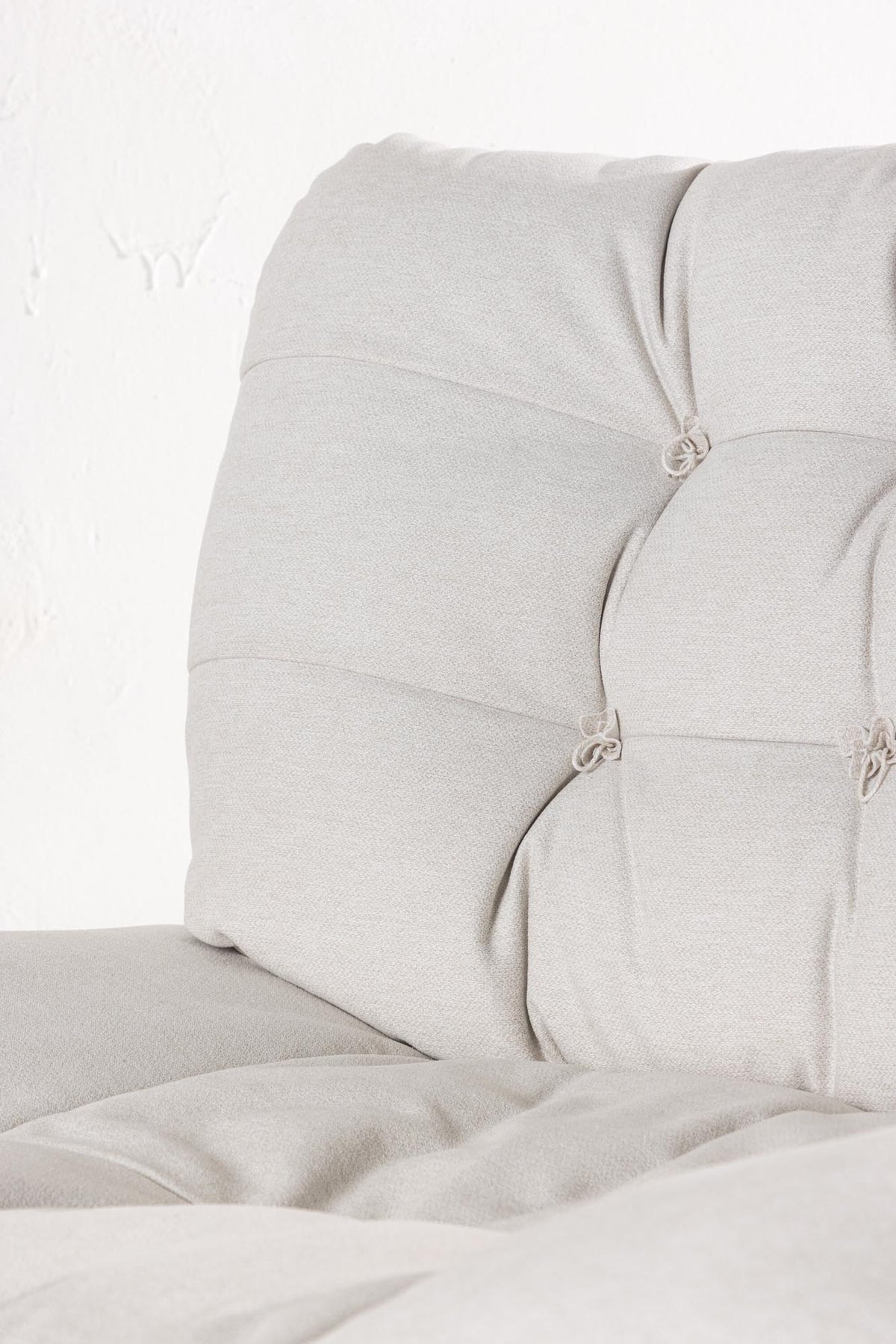 Florens Sessel in Cremefarben präsentiert im Onlineshop von KAQTU Design AG. Sessel mit Armlehnen ist von Venture Home
