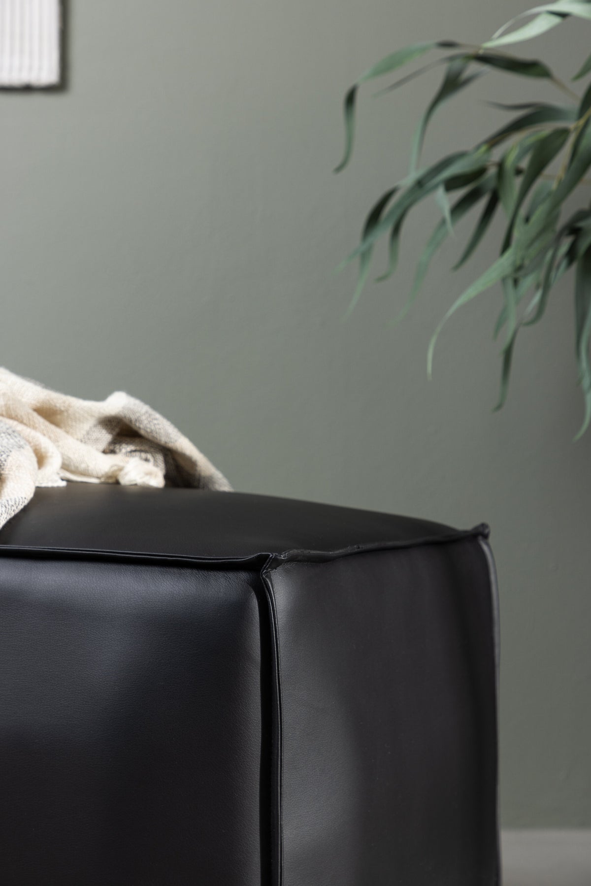 Palmero Hocker in Schwarz präsentiert im Onlineshop von KAQTU Design AG. Pouf ist von Venture Home