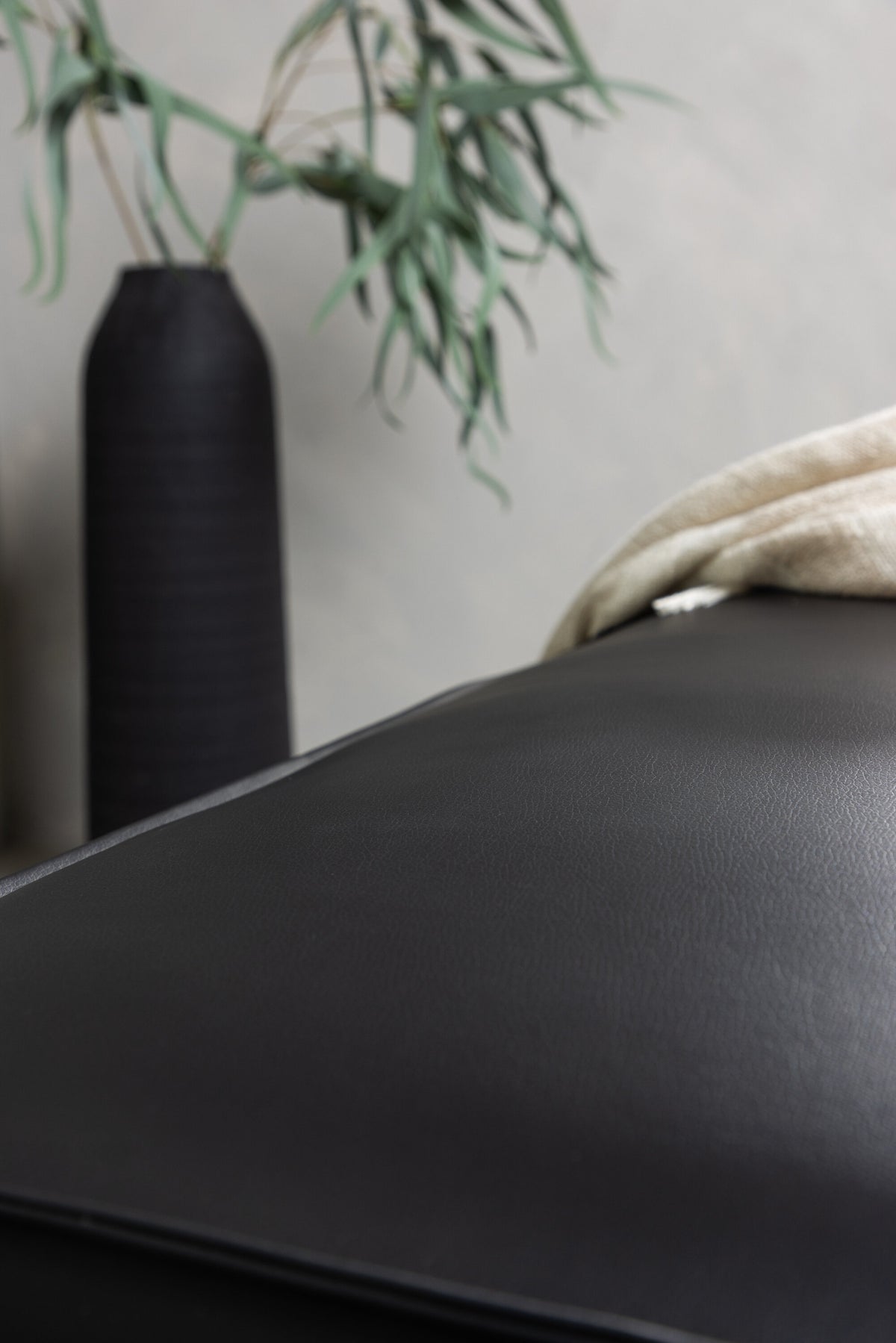 Palmero Hocker in Schwarz präsentiert im Onlineshop von KAQTU Design AG. Pouf ist von Venture Home