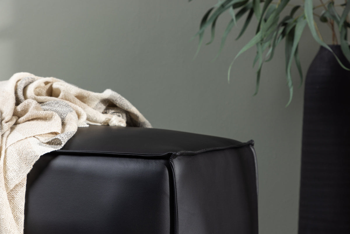 Palmero Hocker in Schwarz präsentiert im Onlineshop von KAQTU Design AG. Pouf ist von Venture Home