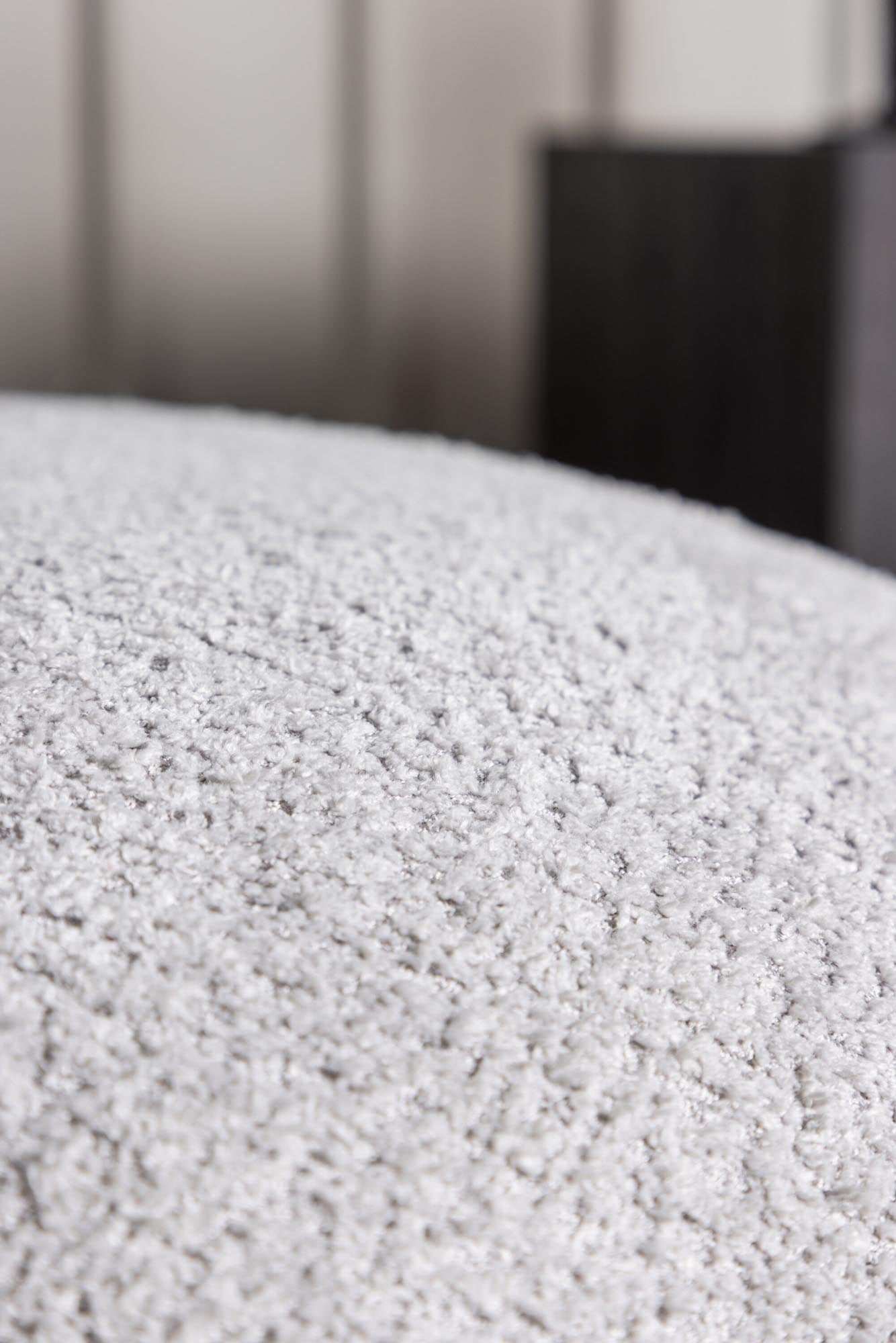 Entdecken Sie den Bologna Hocker von Venture Home: Ein eleganter Pouf aus robustem MDF und kuscheligem Teddystoff, perfekt für jeden Raum.