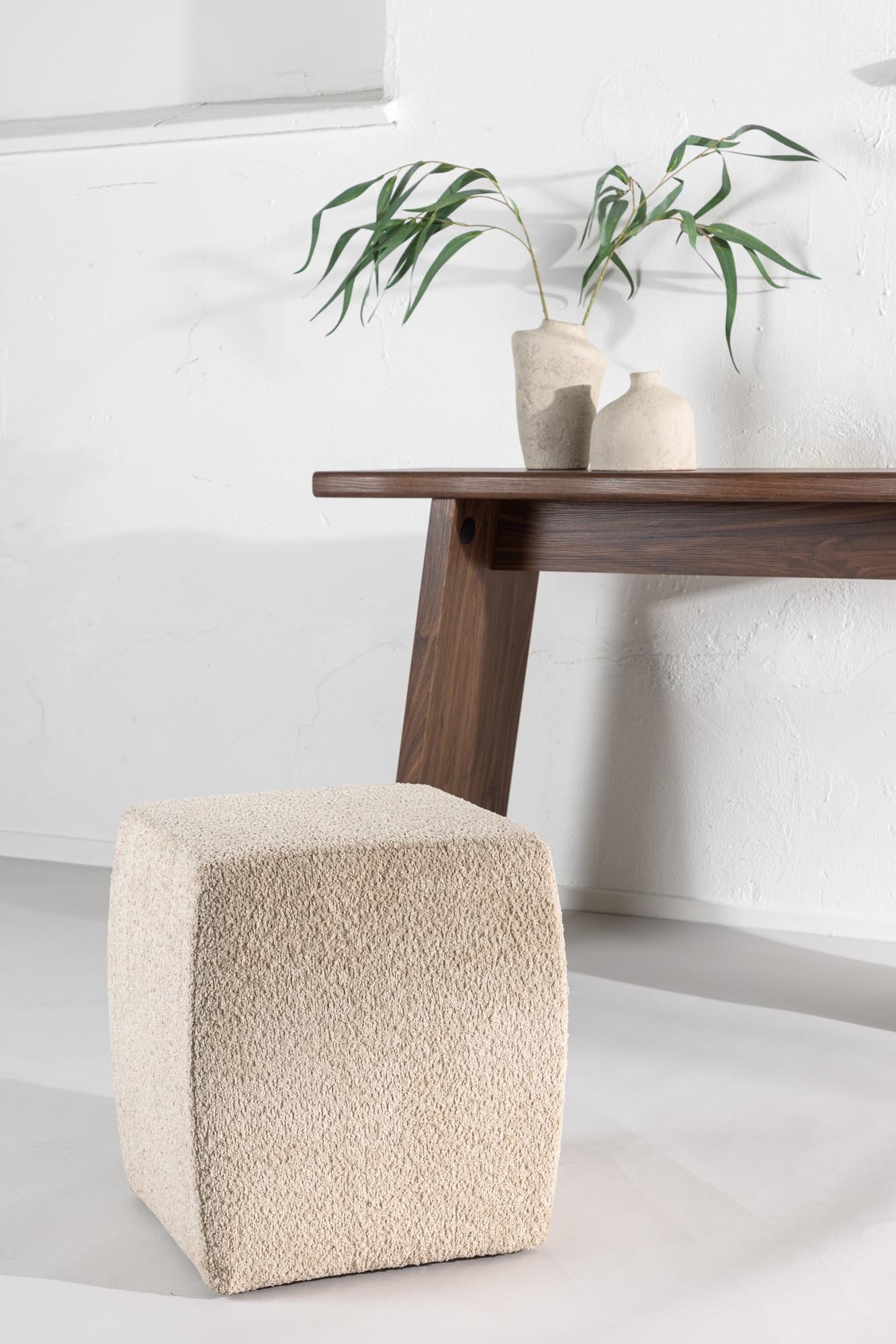 Entdecken Sie den Neapel Pouf von Venture Home: Ein eleganter, bequemer Pouf aus robustem MDF und pflegeleichtem Polyester, perfekt für jedes Zuhause.