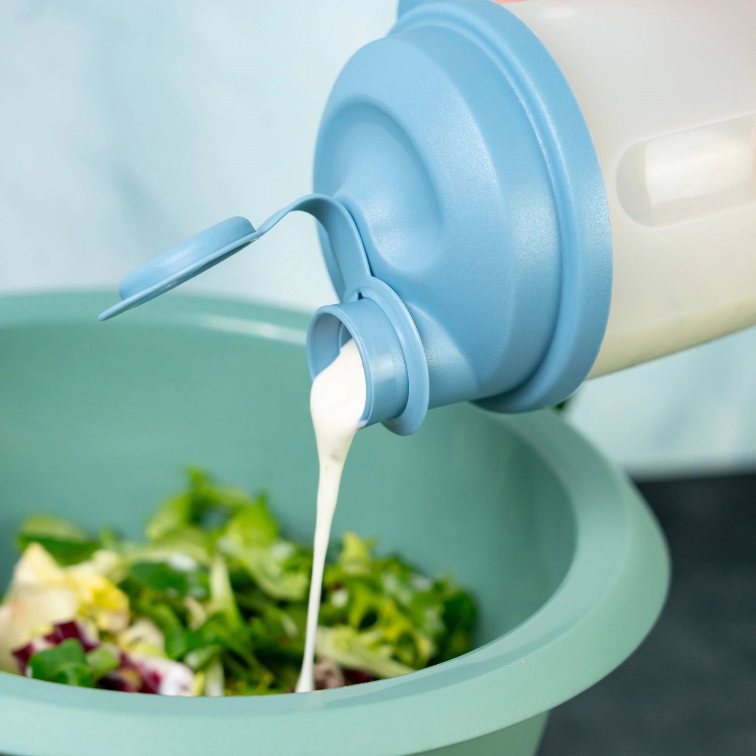 Mixery Dressingshaker 0.5l blau in Blau präsentiert im Onlineshop von KAQTU Design AG. Küchenhelfer ist von Westmark