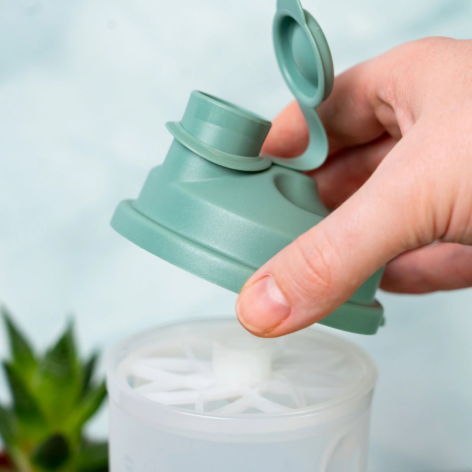 Mixery Dressingshaker 0.5l mint-grün in Grün präsentiert im Onlineshop von KAQTU Design AG. Küchenhelfer ist von Westmark