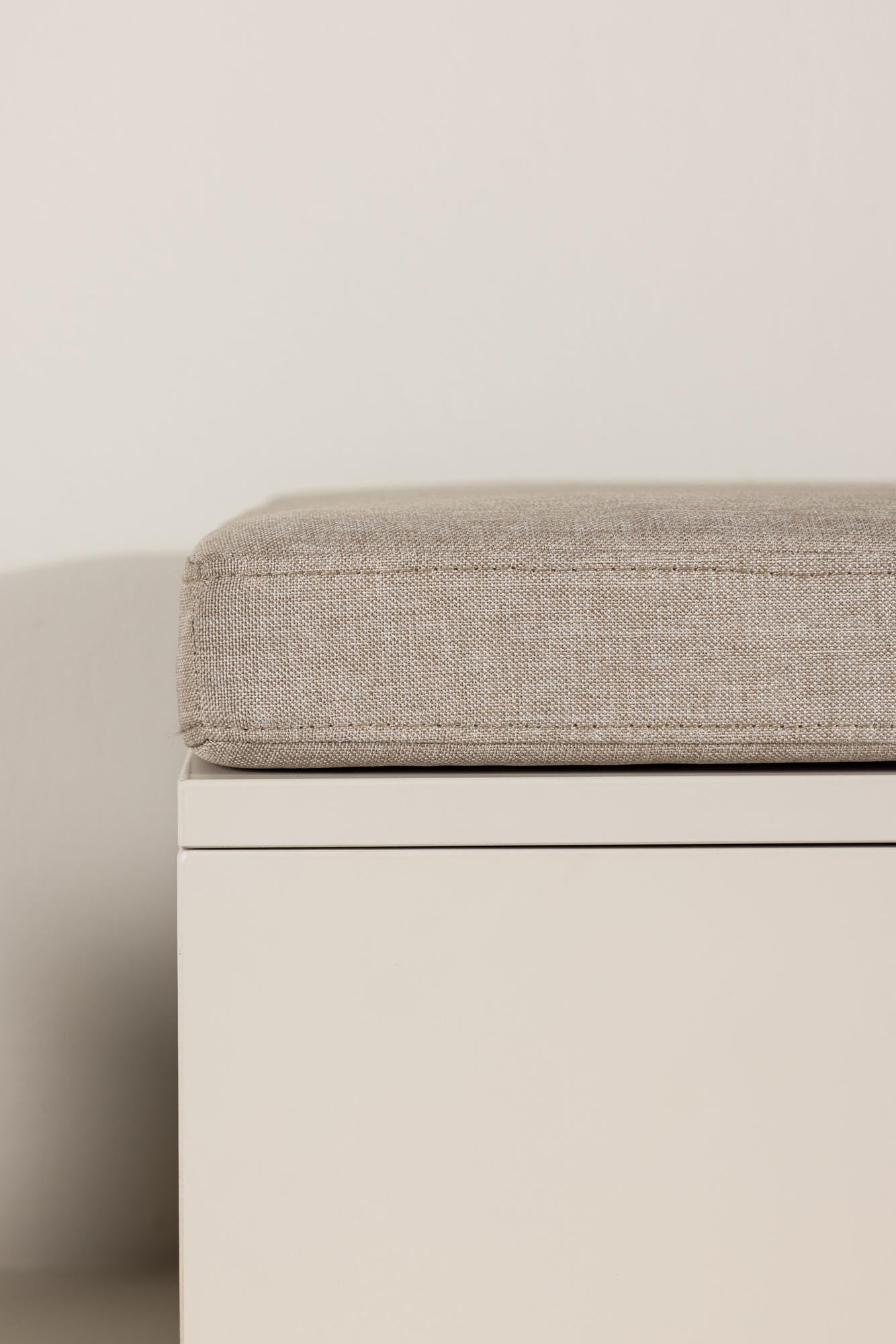 Stilvolle Nice Kissenbank von Venture Home für zeitlose Eleganz.