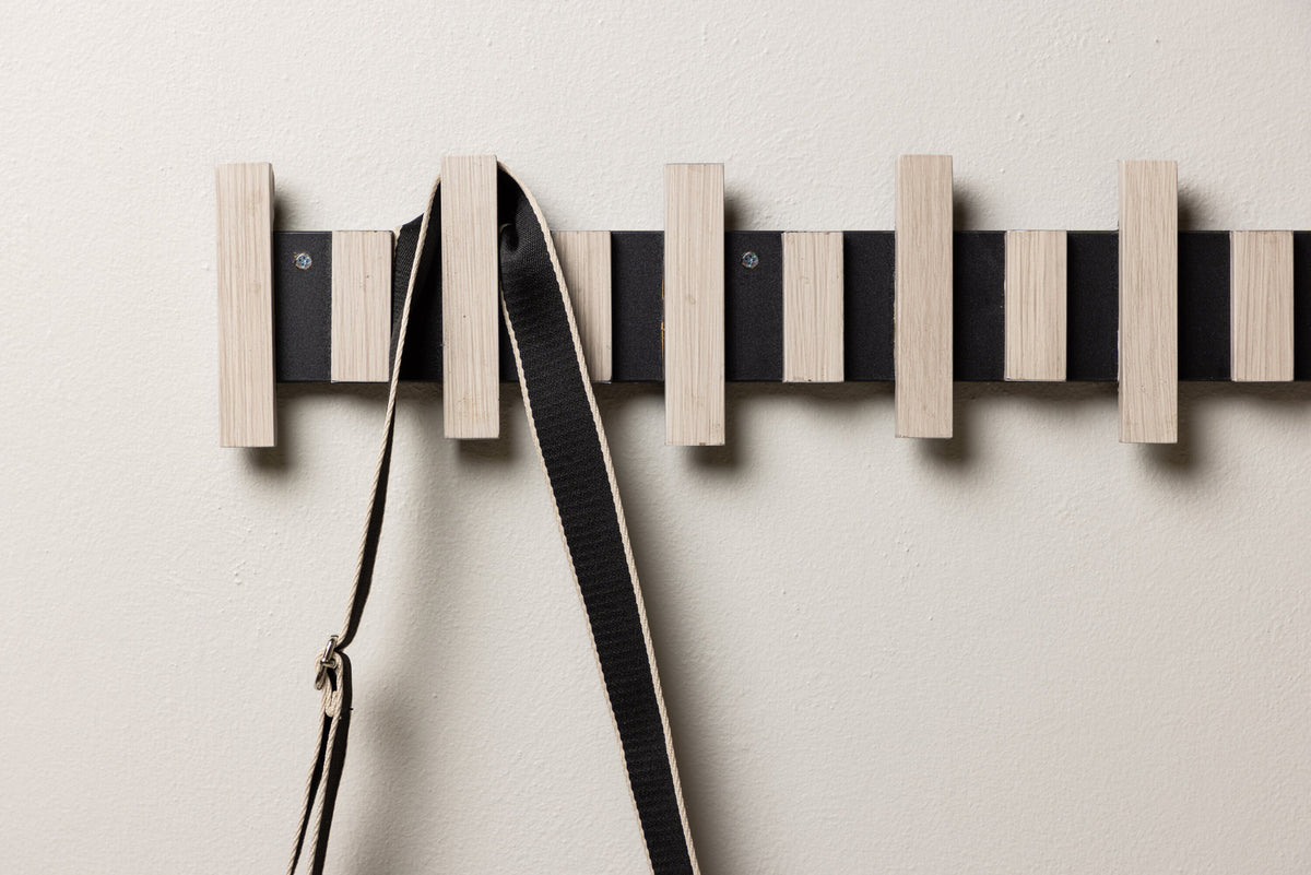 Nimes Hänger in Schwarz/ Weisswäsche präsentiert im Onlineshop von KAQTU Design AG. Kleiderbügler ist von Venture Home