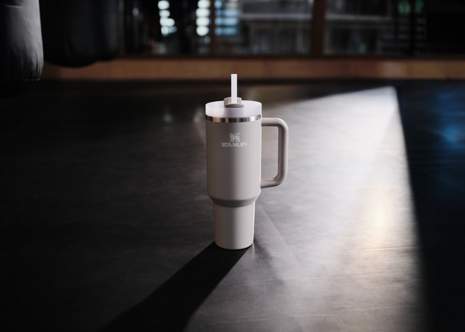 Quencher FlowState 1.18l ash in Silber präsentiert im Onlineshop von KAQTU Design AG. Trinkflaschen ist von Stanley