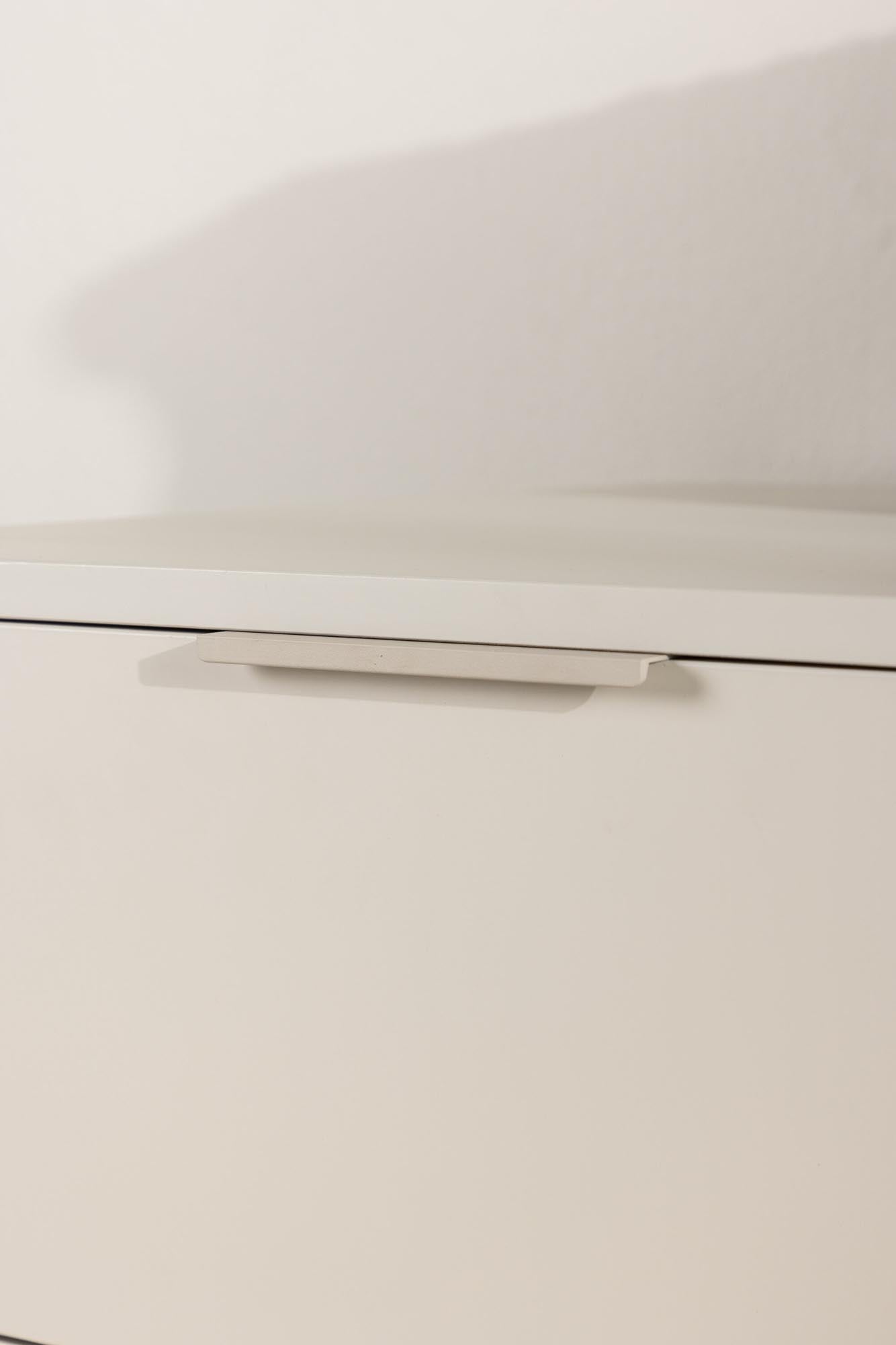 Modernes Nice Cabinet von Venture Home: Praktisch und ästhetisch.