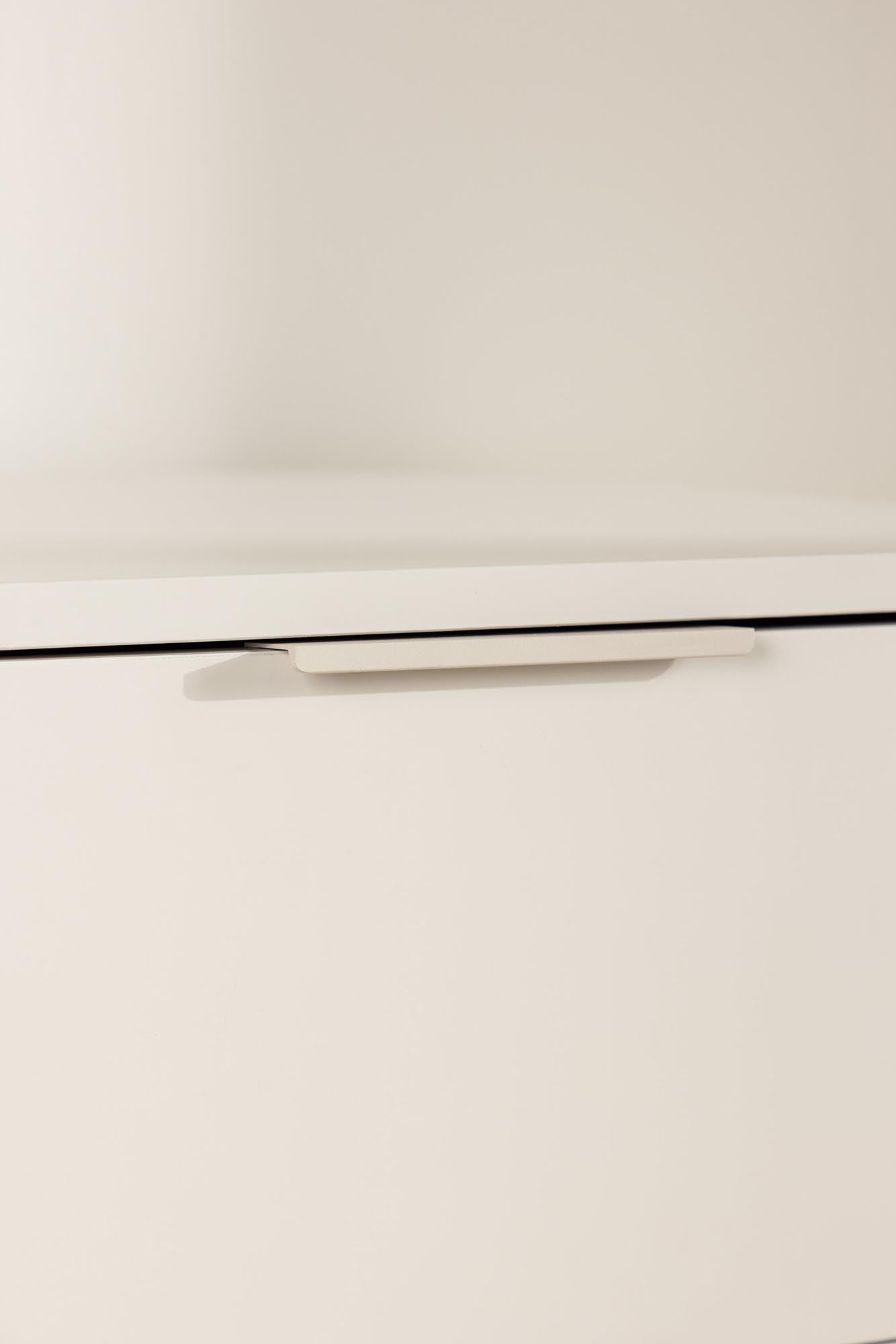 Venture Home Nice Cabinet: Funktionalität trifft auf modernes Design.