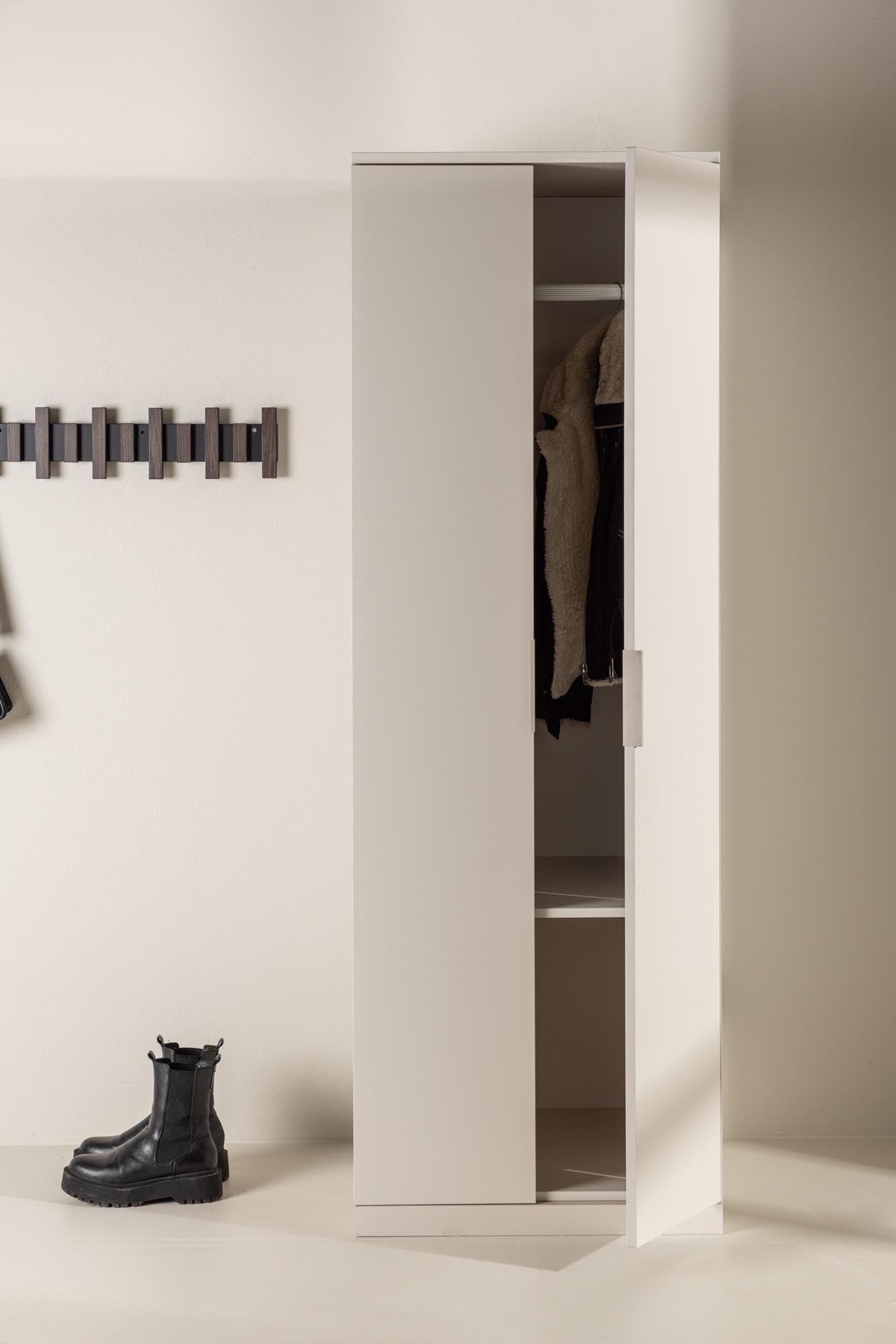 Eleganter Nice Gardrobe: Perfekte Aufbewahrungslösung von Venture Home.