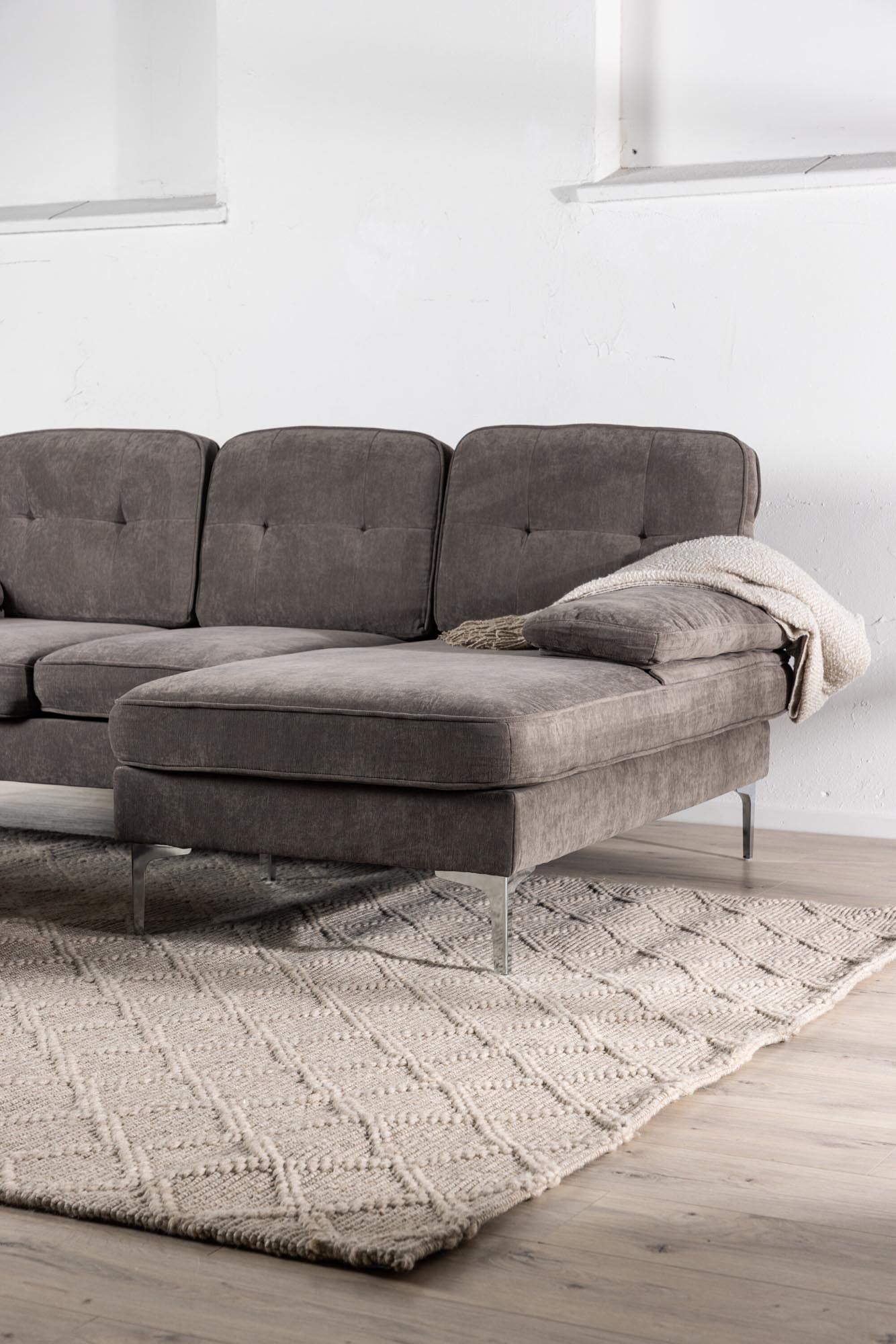 Elegantes Remis Sofa: Komfort und Stil für Ihr Wohnzimmer.