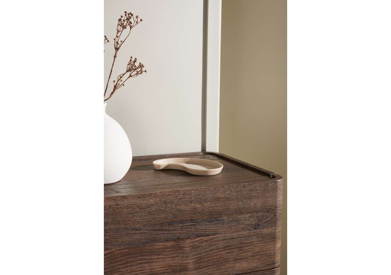 Moderner Nachttisch von Venture Home, perfekt für stilvolle Schlafzimmer, mit elegantem Design und praktischem Stauraum.