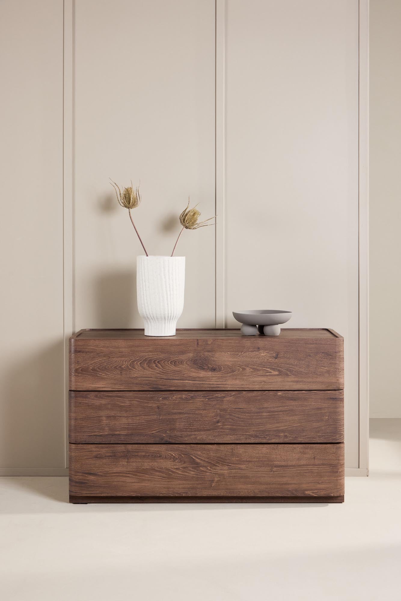 Eleganter Nachttisch von Venture Home, ideal für moderne Schlafzimmer, mit stilvollem Design und funktionalem Stauraum.