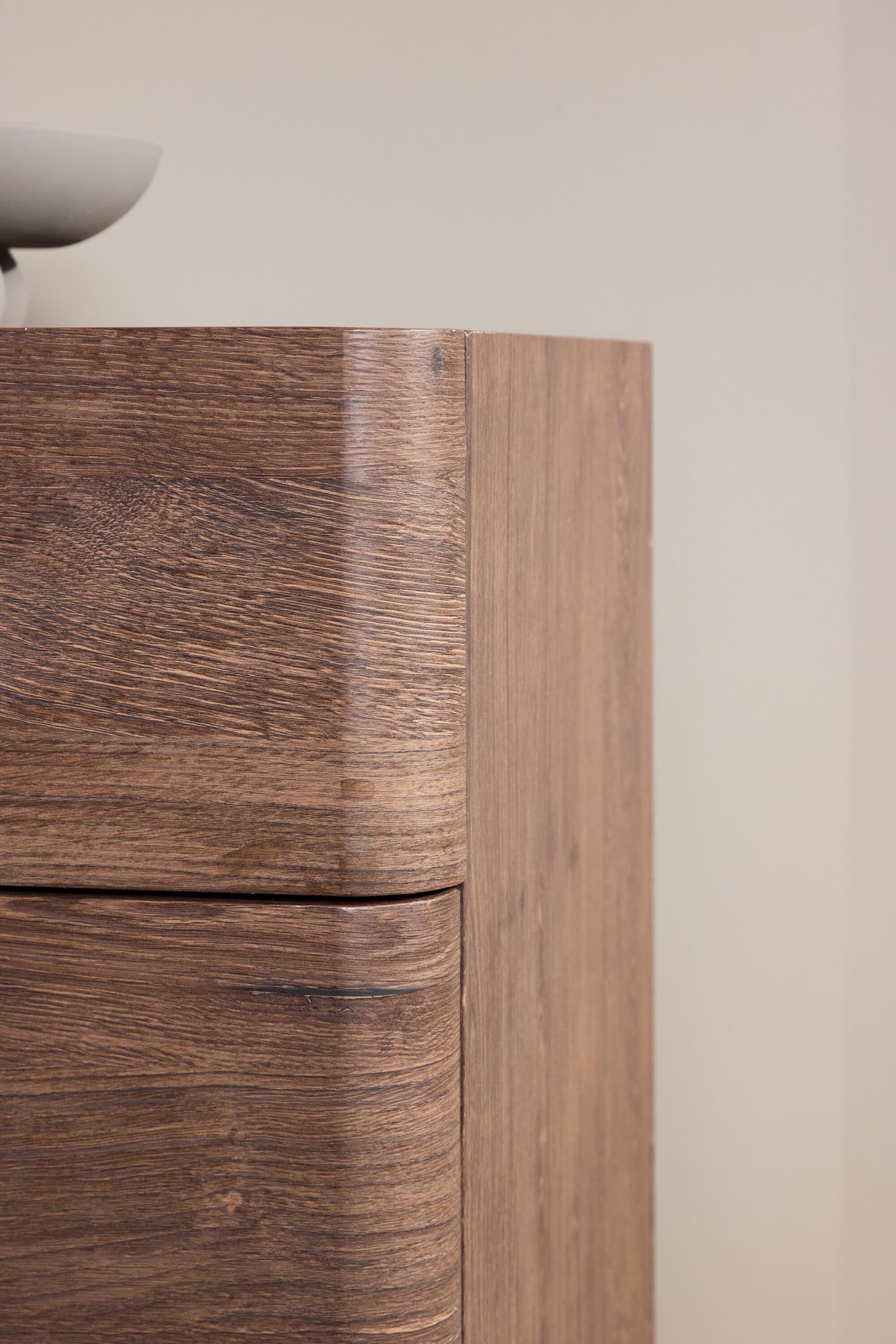 Moderner Nachttisch von Venture Home, perfekt für stilvolle Schlafzimmer, mit elegantem Design und praktischem Stauraum.