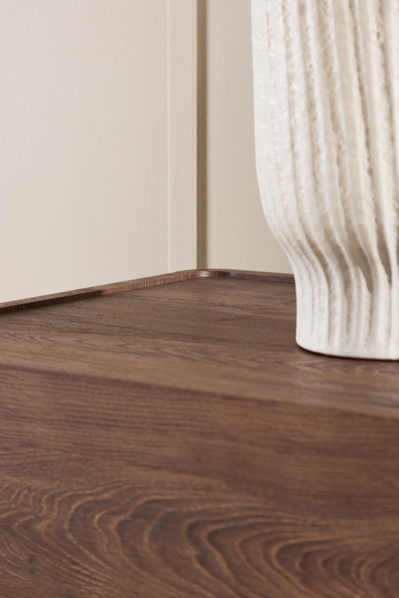 Eleganter Nachttisch von Venture Home, ideal für moderne Schlafzimmer, mit stilvollem Design und funktionalem Stauraum.