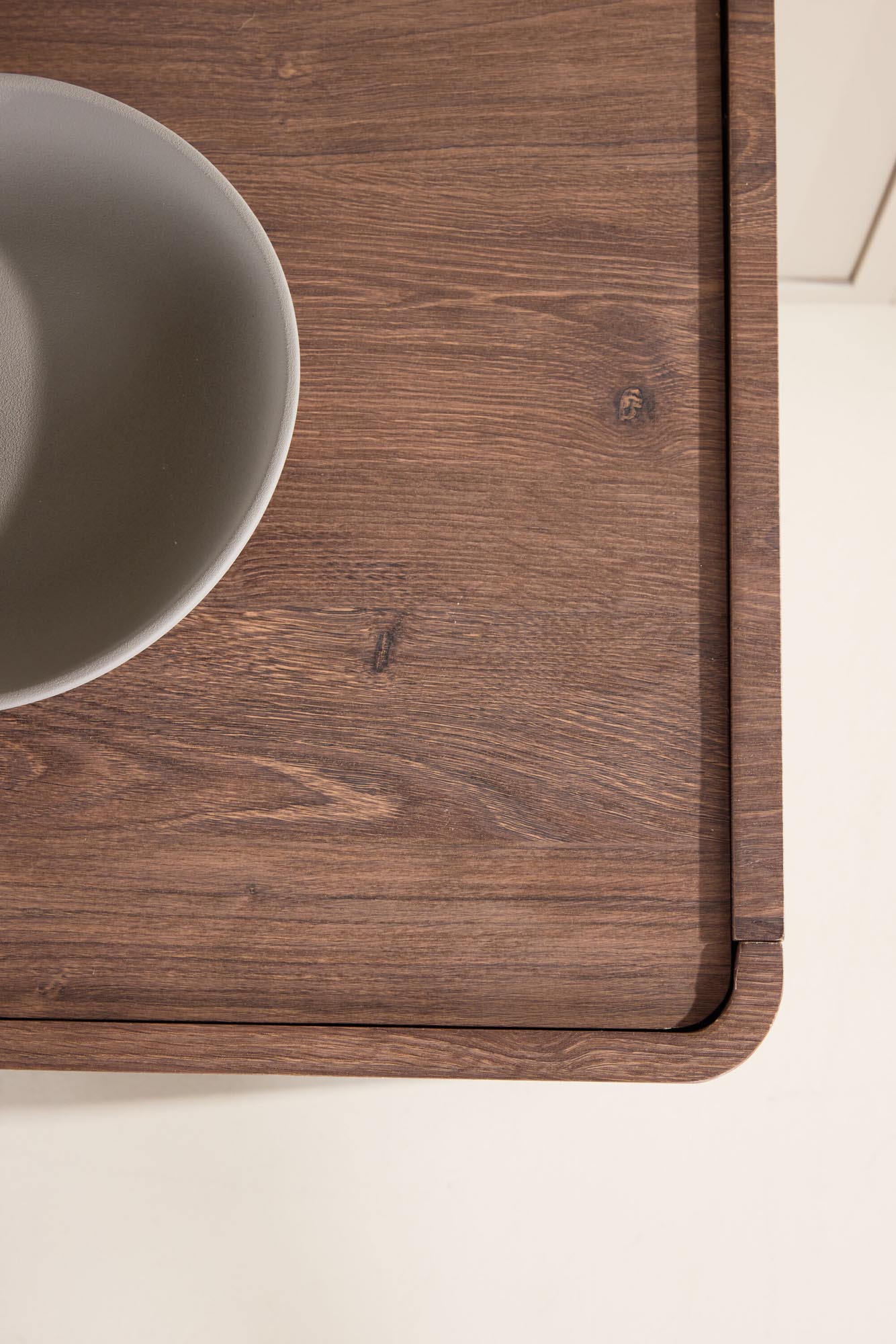 Moderner Nachttisch von Venture Home, perfekt für stilvolle Schlafzimmer, mit elegantem Design und praktischem Stauraum.