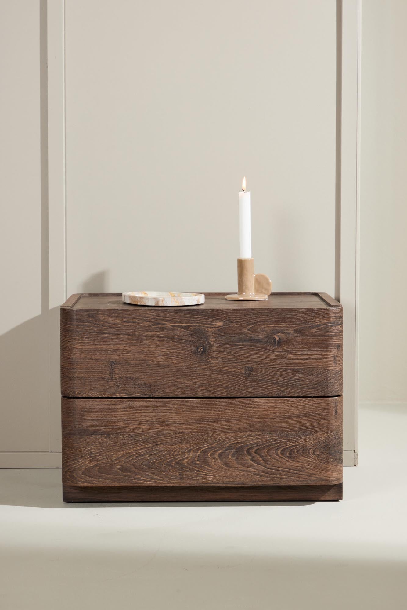 Eleganter Nachttisch von Venture Home, ideal für stilvolle Schlafzimmer, mit praktischem Stauraum und modernem Design.