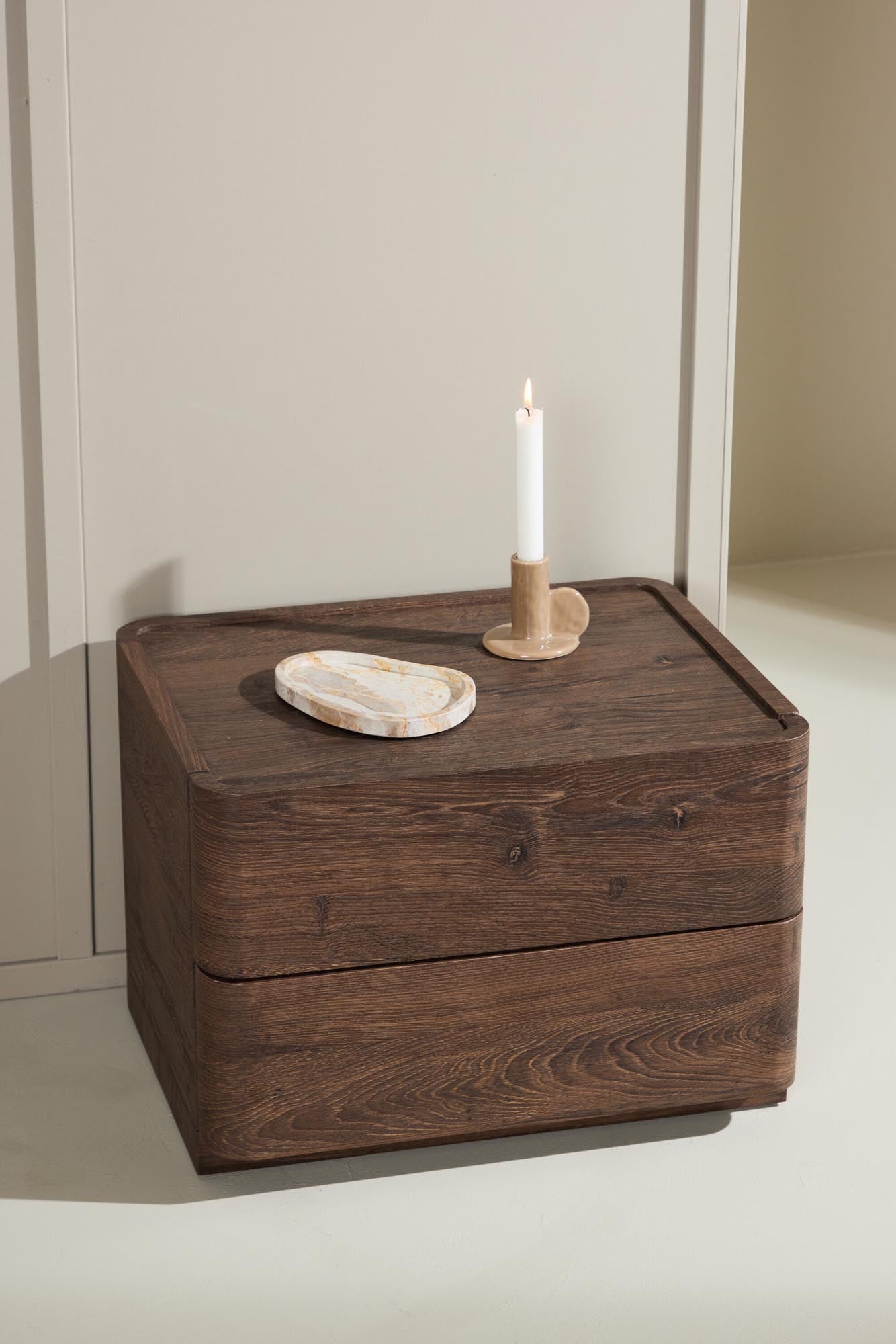 Moderner Nachttisch von Venture Home, perfekt für stilvolle Schlafzimmer, mit elegantem Design und praktischem Stauraum.