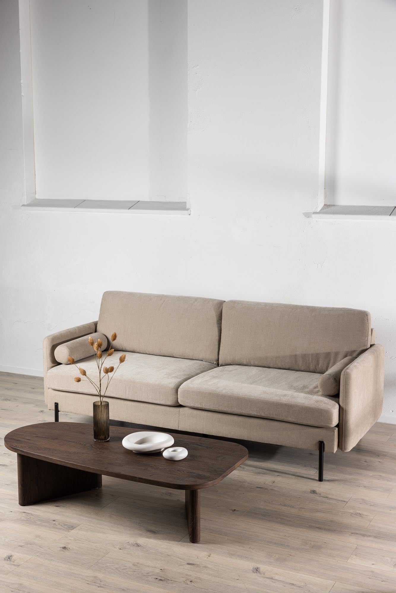 Entdecken Sie das Antibes 3-Sitzer-Sofa von Venture Home: Stilvolles, komfortables Design mit langlebigem Polyesterbezug und eleganten Metallbeinen.