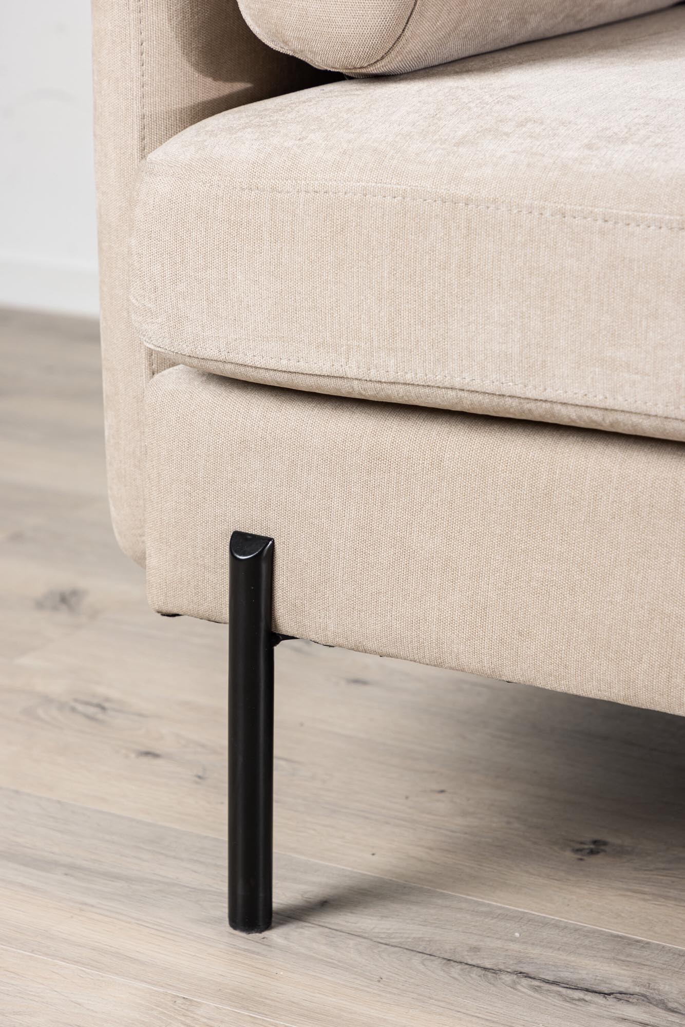 Stilvolles Antibes 3-Sitzer-Sofa von Venture Home: Minimalistisch, komfortabel und ideal für jedes moderne Wohnzimmer.