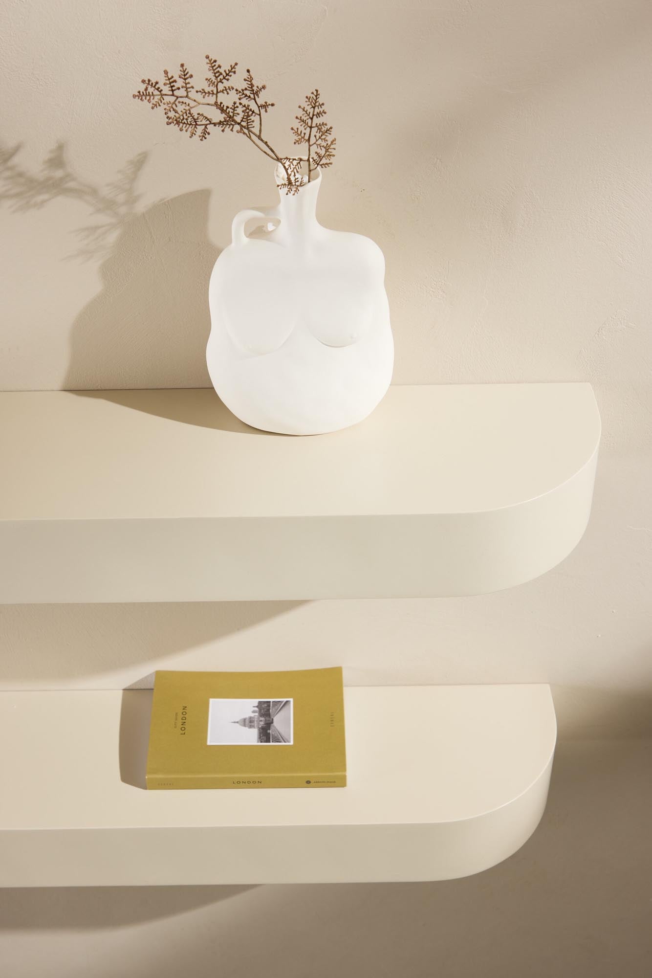 Das Glow Hyllor Wandregal von Venture Home kombiniert modernes Design mit Funktionalität für stilvolle Aufbewahrung.