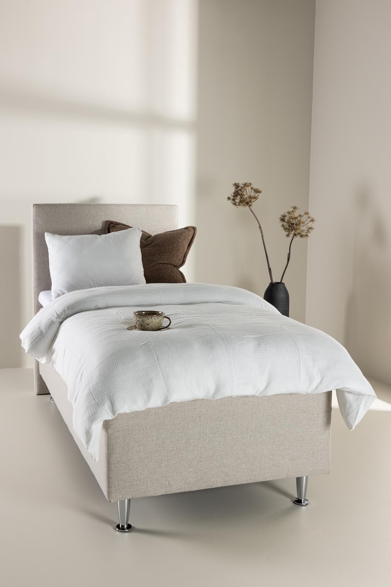 Entdecken Sie das Bett Mesa von Venture Home: Robust, stilvoll und komfortabel für erholsame Nächte in jedem Schlafzimmer.