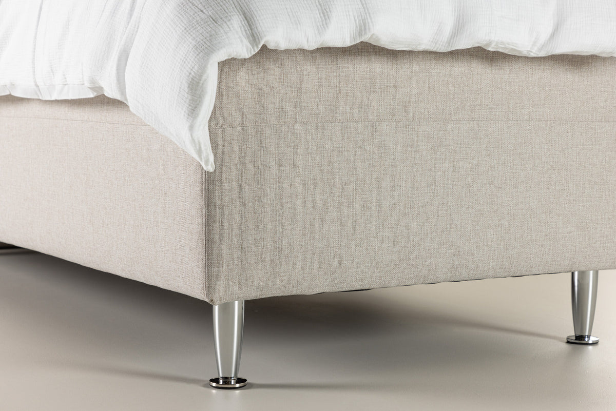 Bett Mesa in Beige präsentiert im Onlineshop von KAQTU Design AG. Bett ist von Venture Home