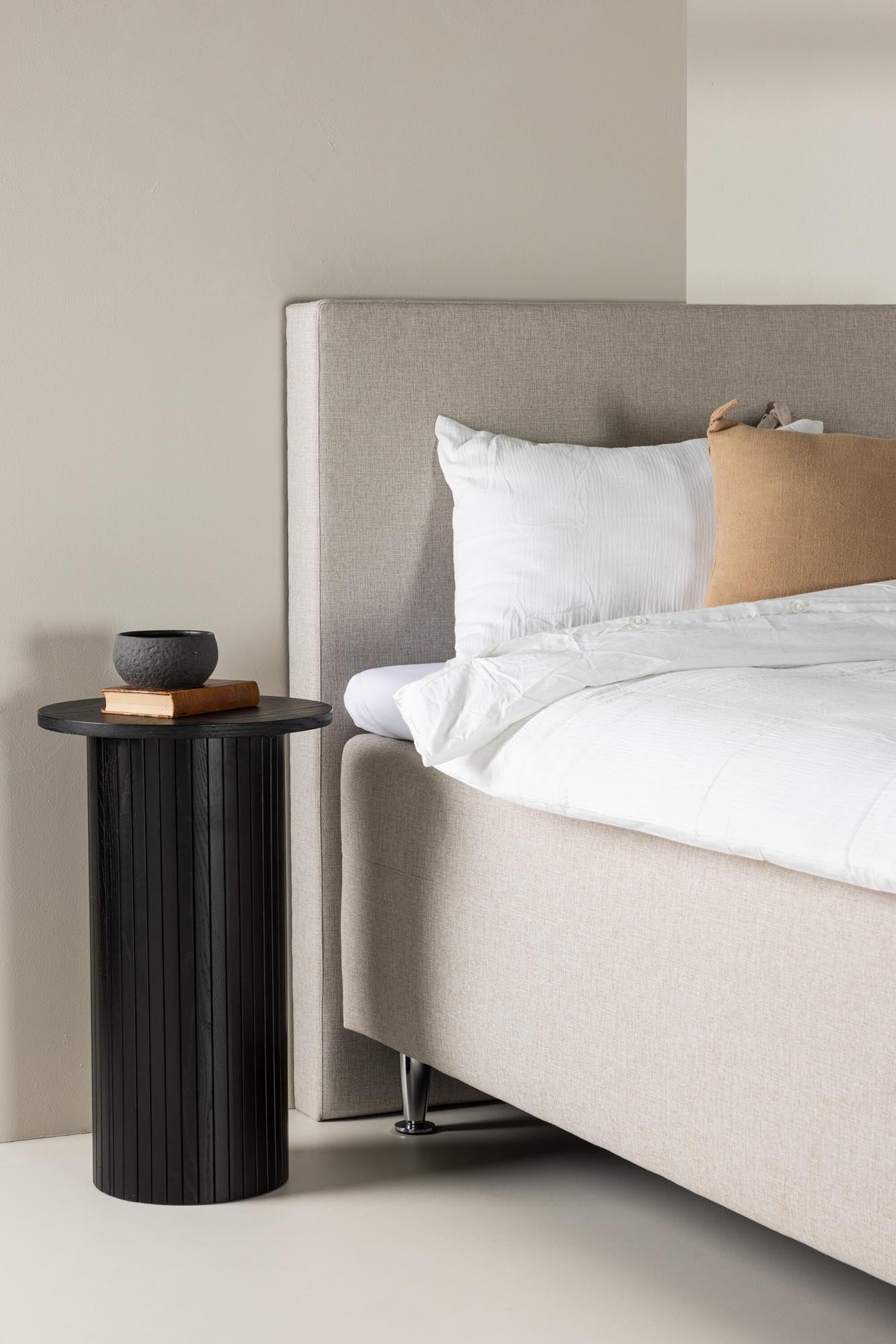 Bett Mesa von Venture Home: Zeitloses Design für erholsamen Schlaf.