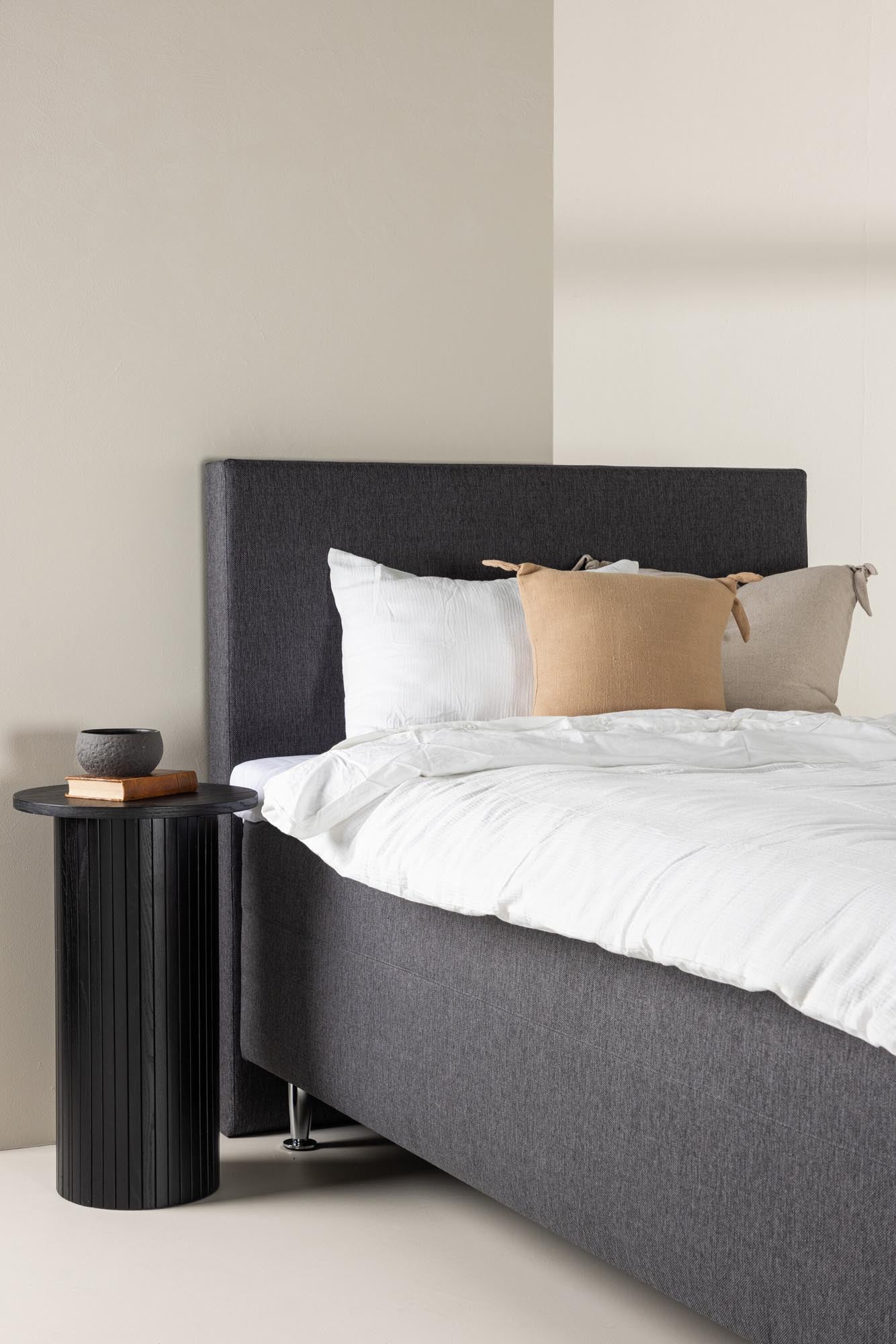 Entdecken Sie das Bett Mesa von Venture Home: Stilvolles Design, hochwertige Materialien und optimaler Komfort für entspannte Nächte.