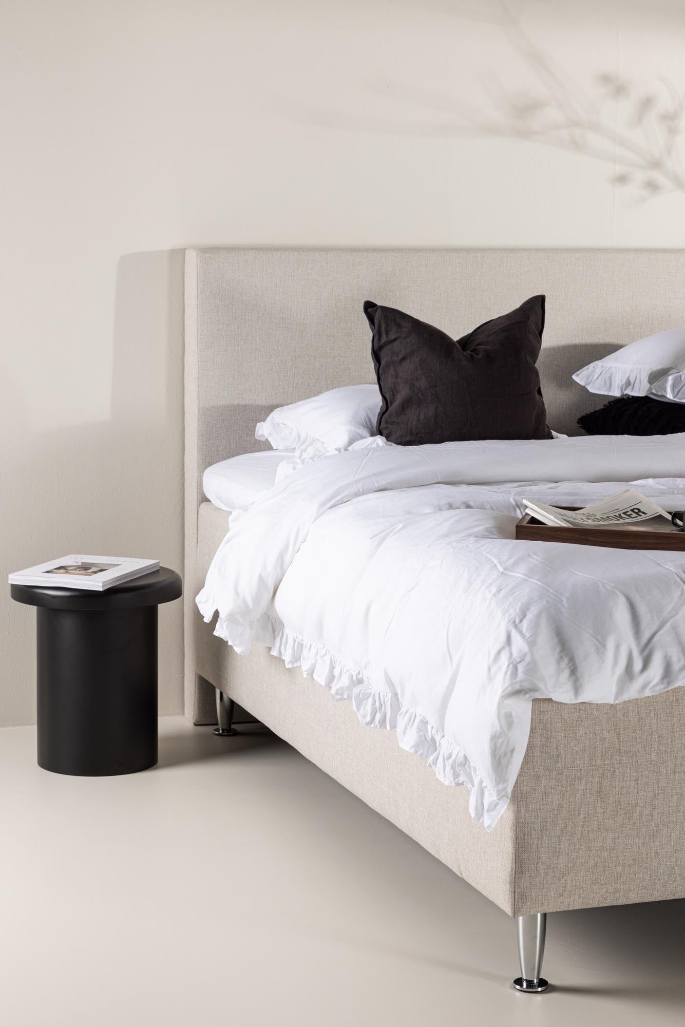 Entdecken Sie das Bett Mesa von Venture Home: Stilvolles Design, hochwertige Materialien und optimaler Komfort für entspannte Nächte.