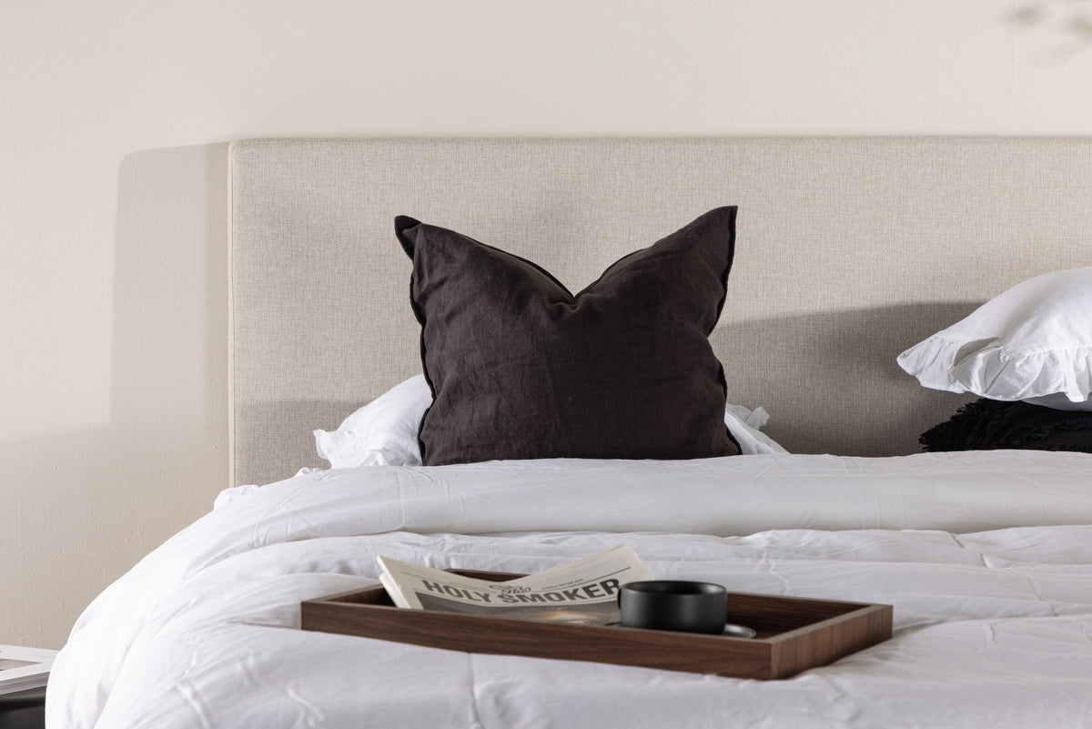 Bett Mesa in Beige präsentiert im Onlineshop von KAQTU Design AG. Bett ist von Venture Home