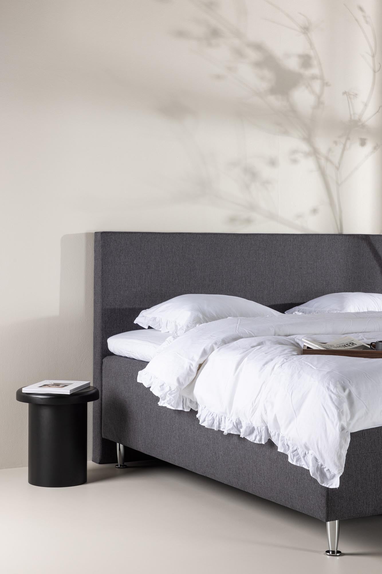 Entdecken Sie das Bett Mesa von Venture Home: Robust, stilvoll und komfortabel für erholsame Nächte in jedem Schlafzimmer.