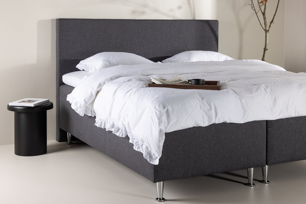 Bett Mesa in Dunkelgrau präsentiert im Onlineshop von KAQTU Design AG. Bett ist von Venture Home