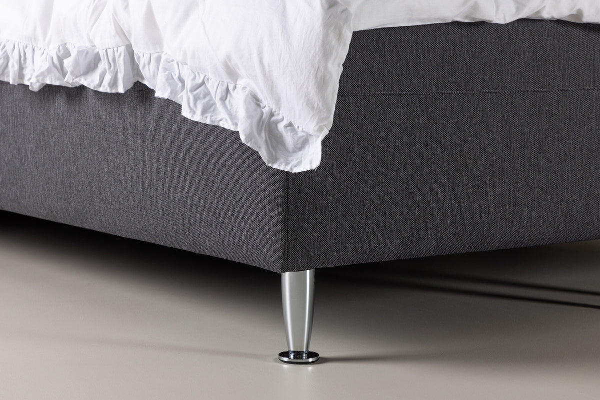 Bett Mesa in Dunkelgrau präsentiert im Onlineshop von KAQTU Design AG. Bett ist von Venture Home