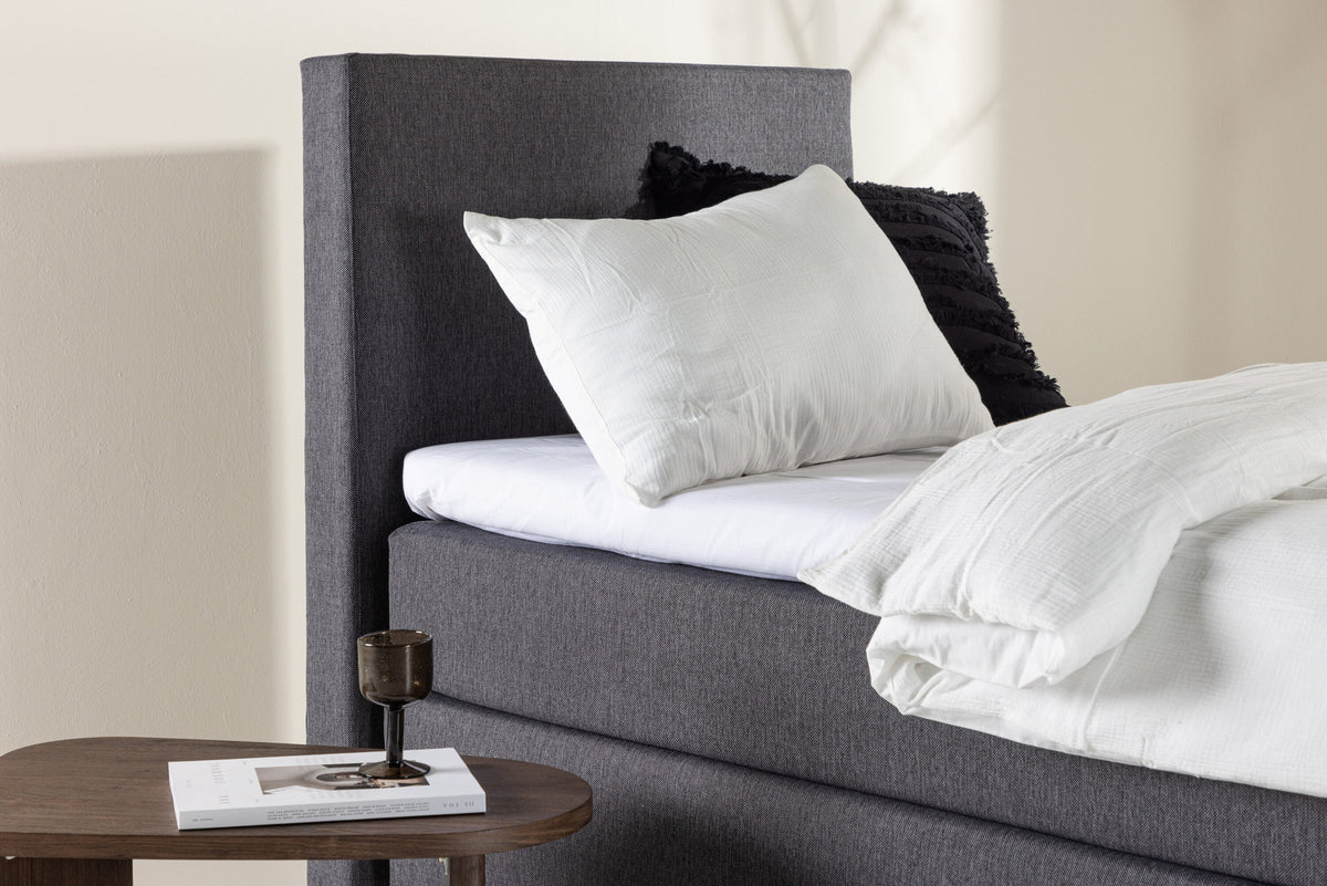 Bett Toledo in Dunkelgrau präsentiert im Onlineshop von KAQTU Design AG. Bett ist von Venture Home